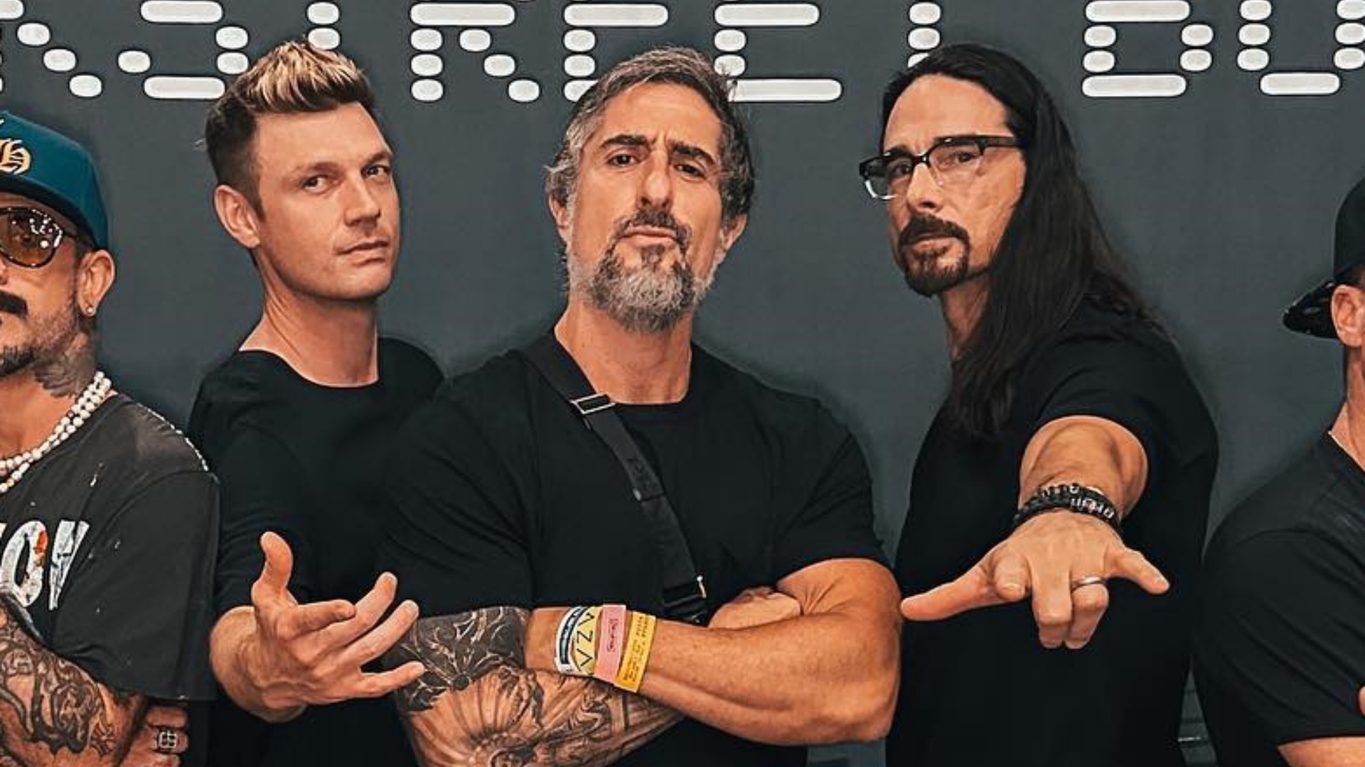 Marcos Mion tira onda ao surgir como o sexto integrante do Backstreet Boys: “Zerei a vida”