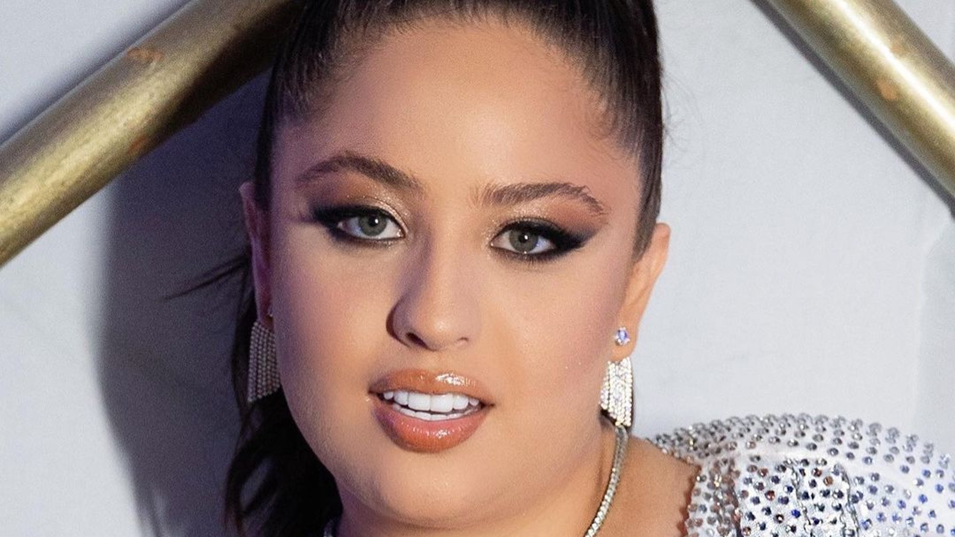 Mari Fernandez se confunde com intérprete de libras e faz dancinha do Tiktok