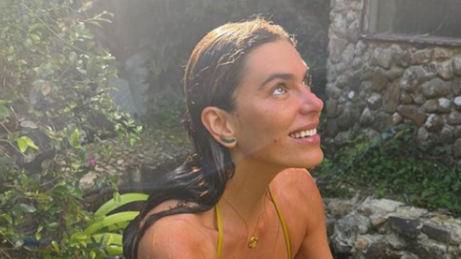 De biquíni, Mariana Goldfarb arranca elogios de seguidores com corpão em banho de cachoeira