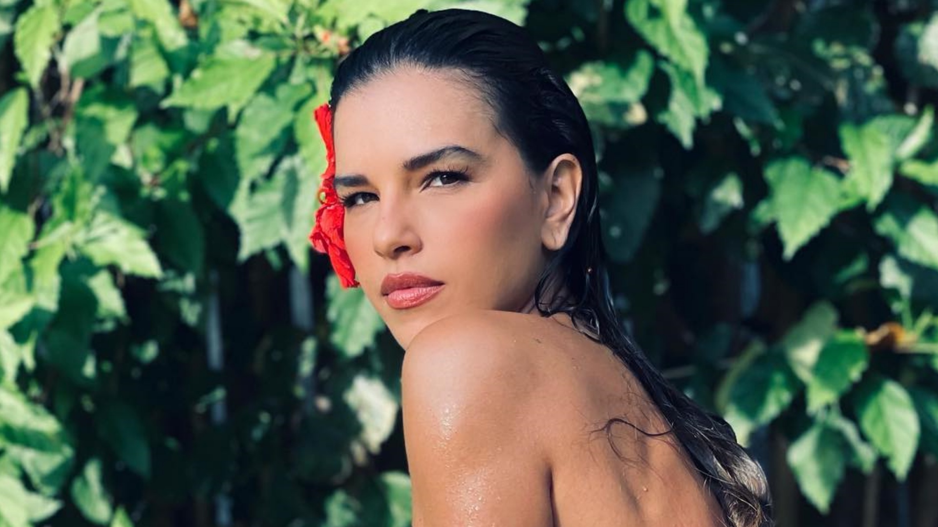 Mariana Rios dispensa a parte de cima do biquíni e exibe curvas impecáveis: “Perfeita”