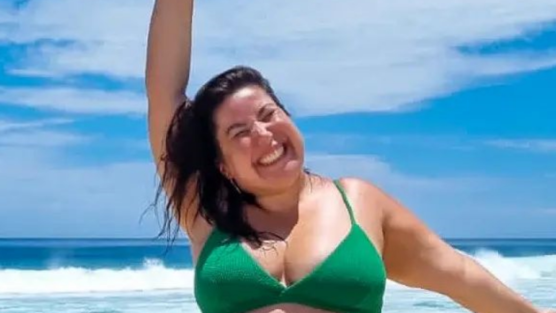 Mariana Xavier esbanja corpaço em clique de biquíni na praia: “Primeiro banho de mar”