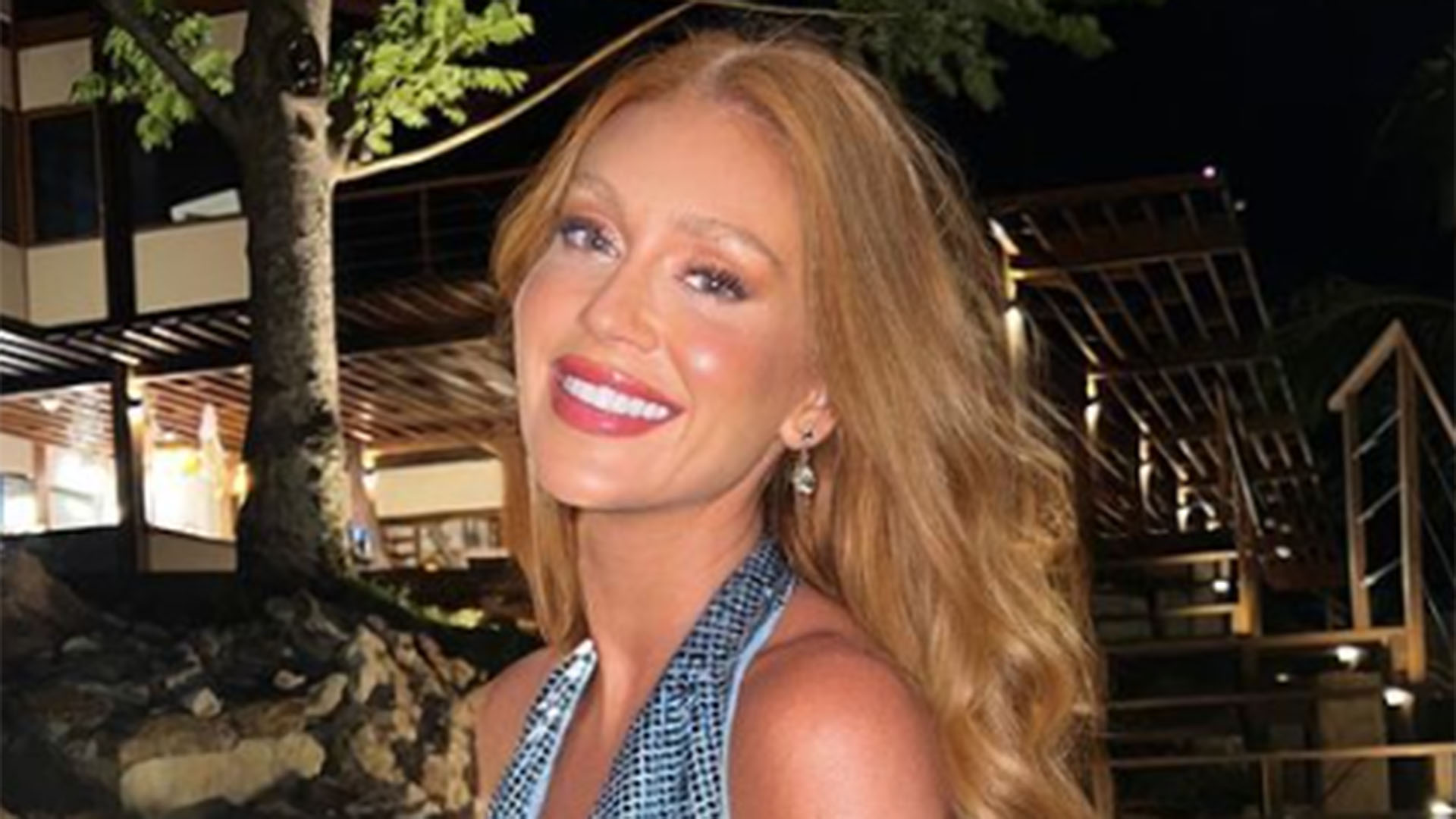 De férias, Marina Ruy Barbosa aposta no vestido curtinho e decotado em Noronha