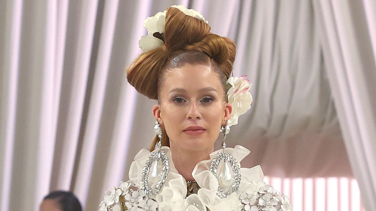 Marina Ruy Barbosa arrasa ao desfilar vestida de noiva na Semana de Alta-Costura de Paris