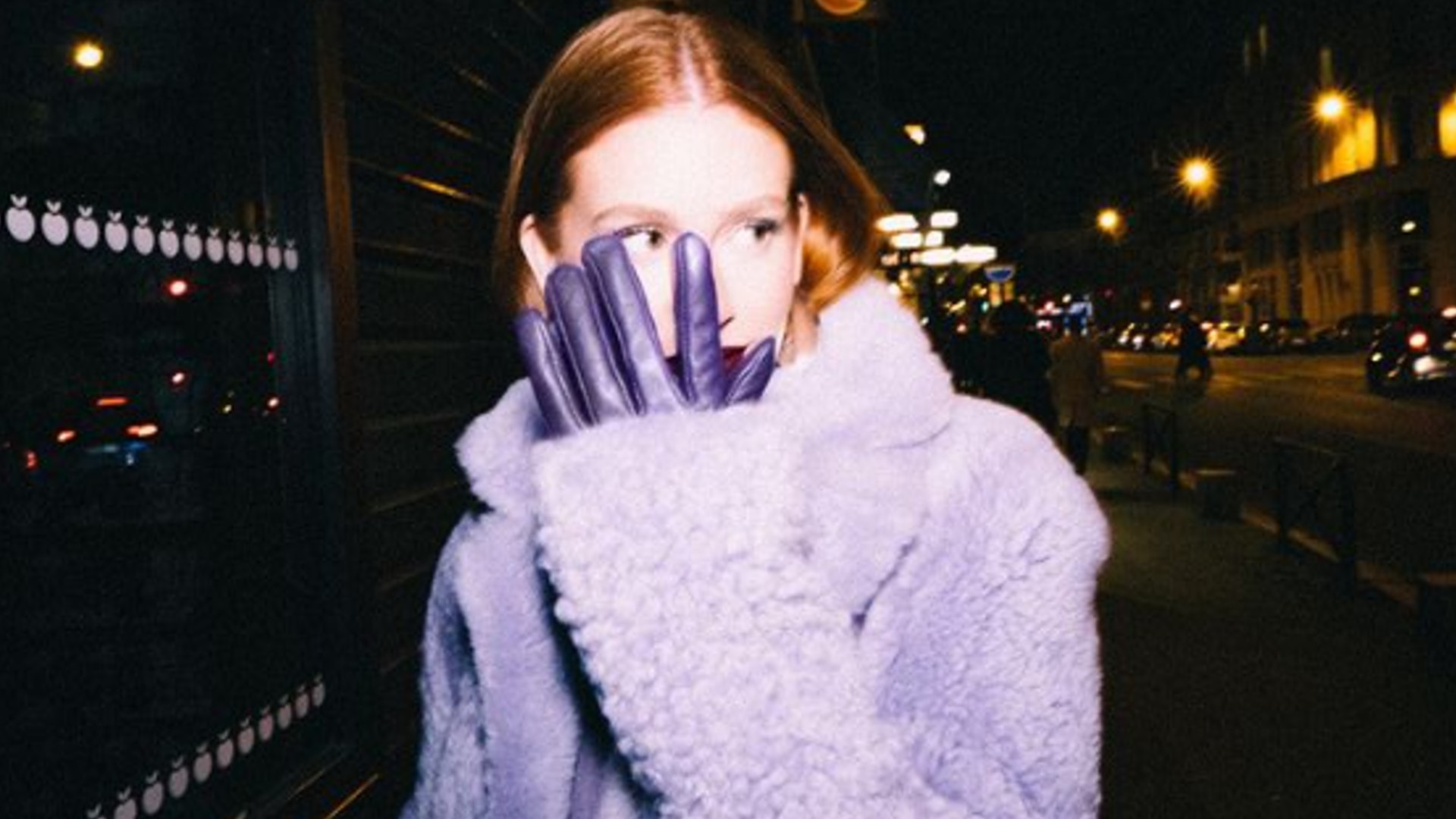 Marina Ruy Barbosa elege look monocromático para curtir noite em Paris