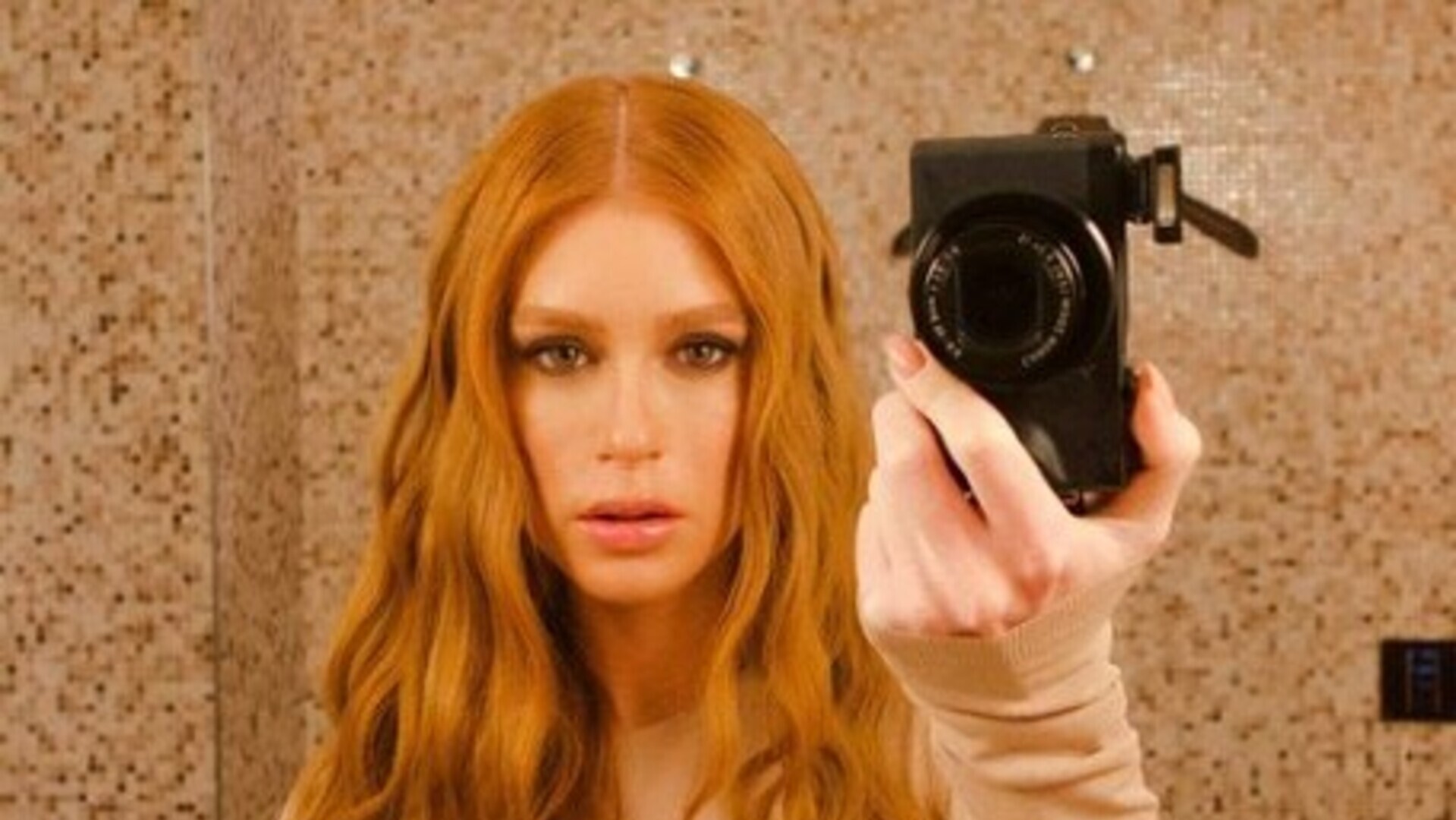 Marina Ruy Barbosa rouba a cena ao surgir com look nude e brilhante em Paris