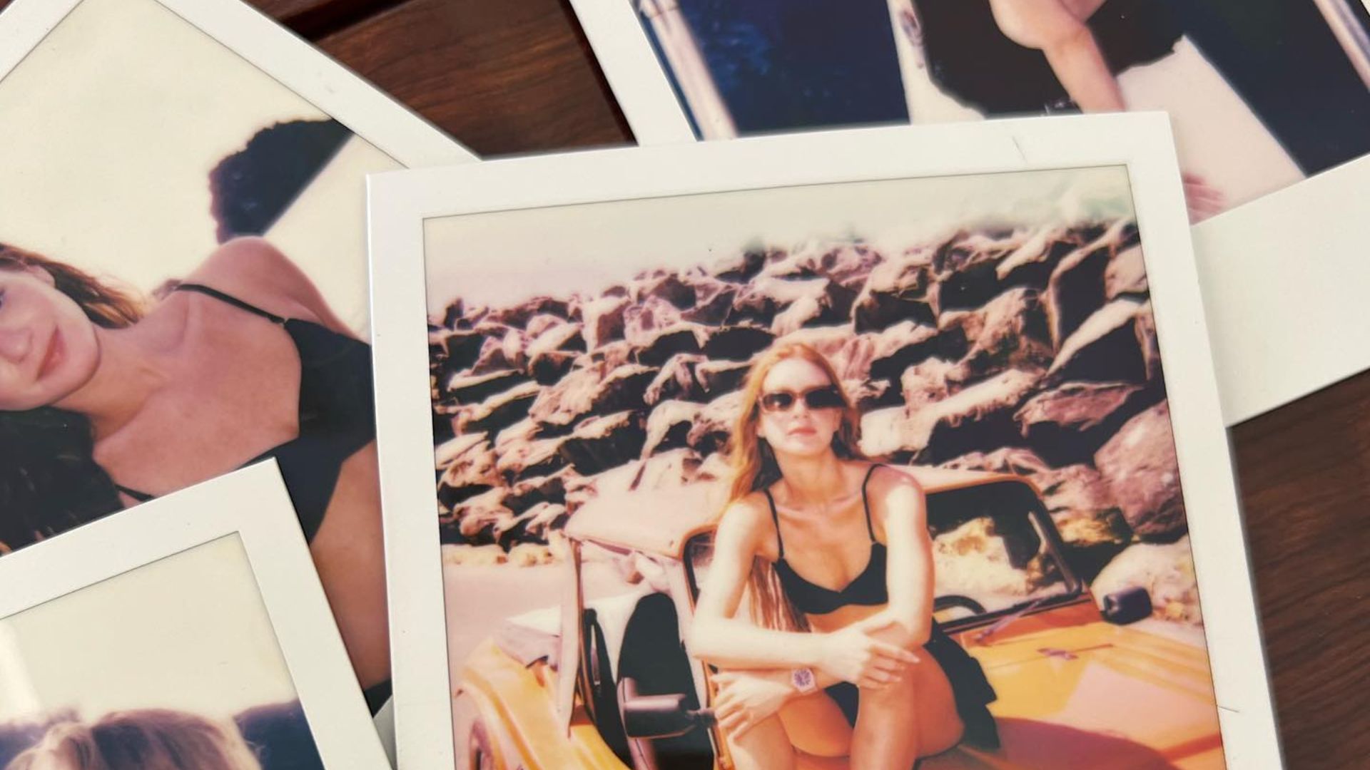 Marina Ruy Barbosa curte verão e posa de biquíni fio dental em passeio de barco no mar; veja