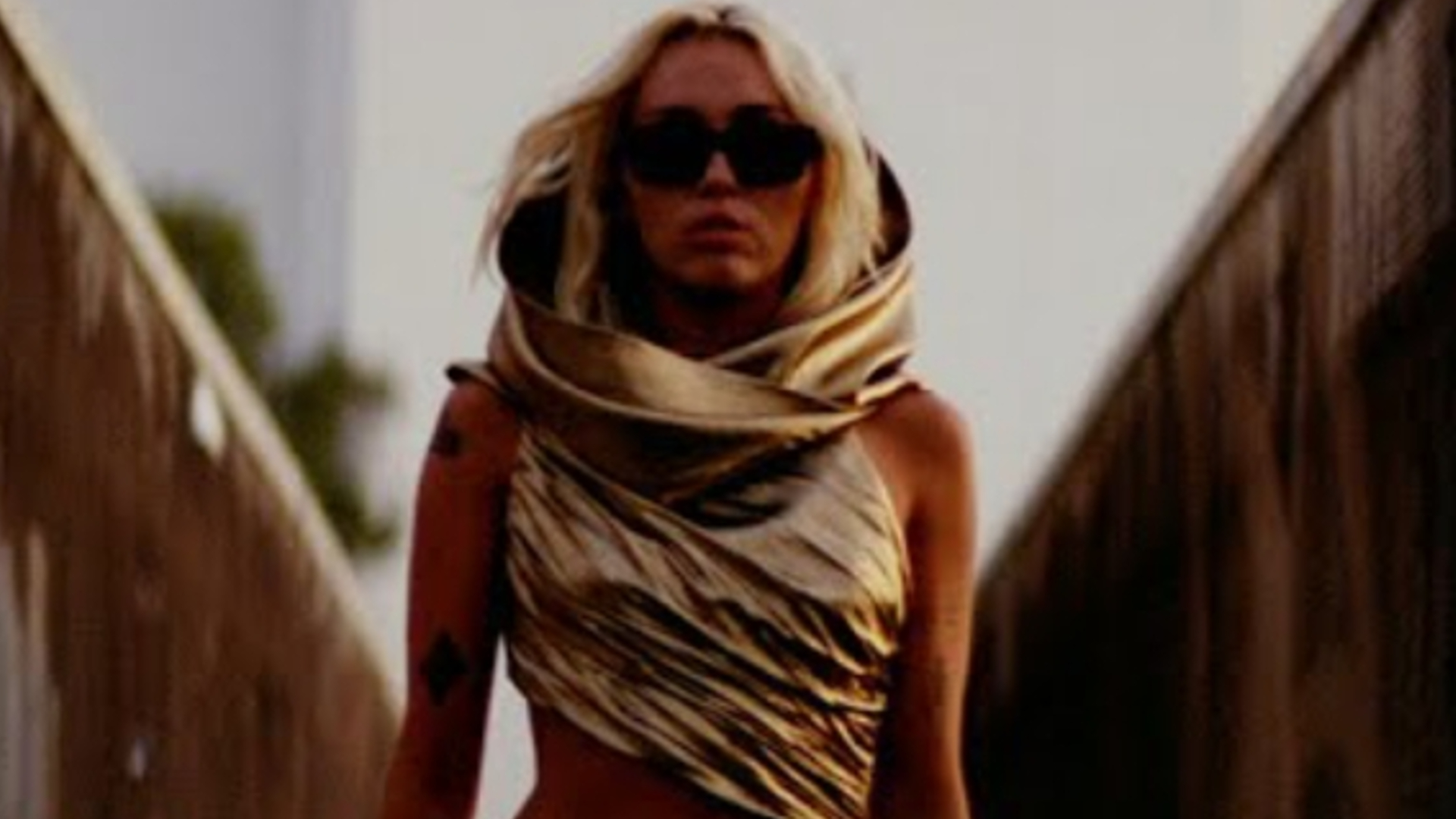Vestido de Miley Cyrus em clipe teria sido indireta para Jennifer Lawrence