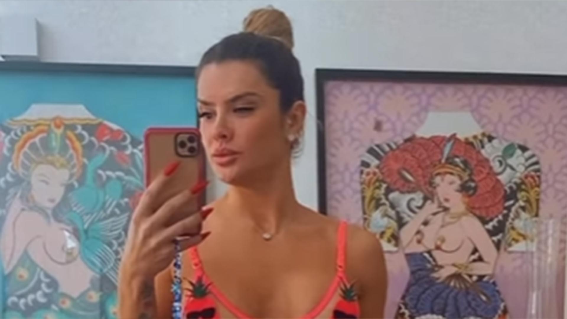 Magérrima, Mirella Santos aposta no biquíni com transparência em dia de sol
