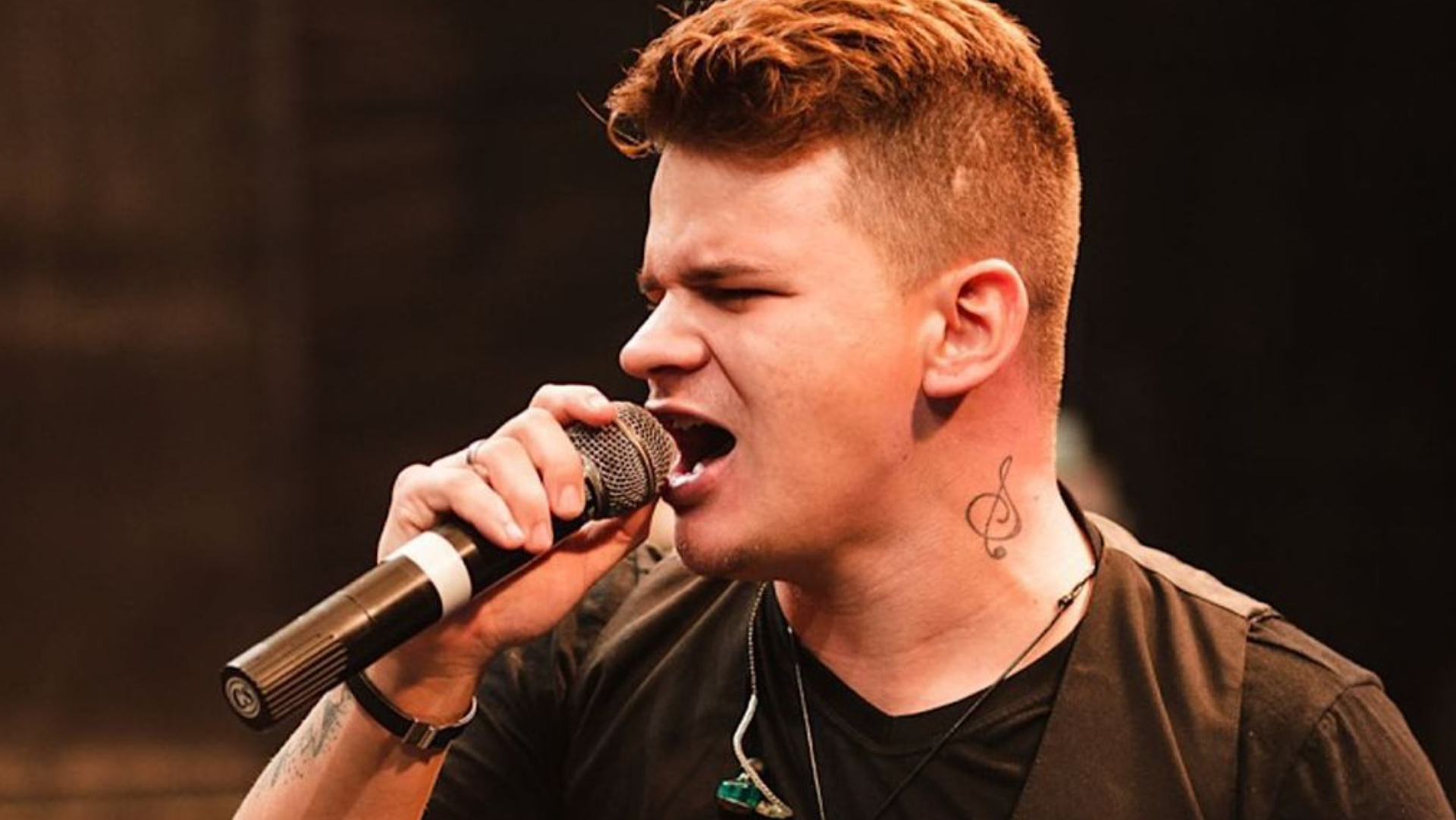 Cantor sertanejo morre aos 27 anos após ter carro atingido por ladrão