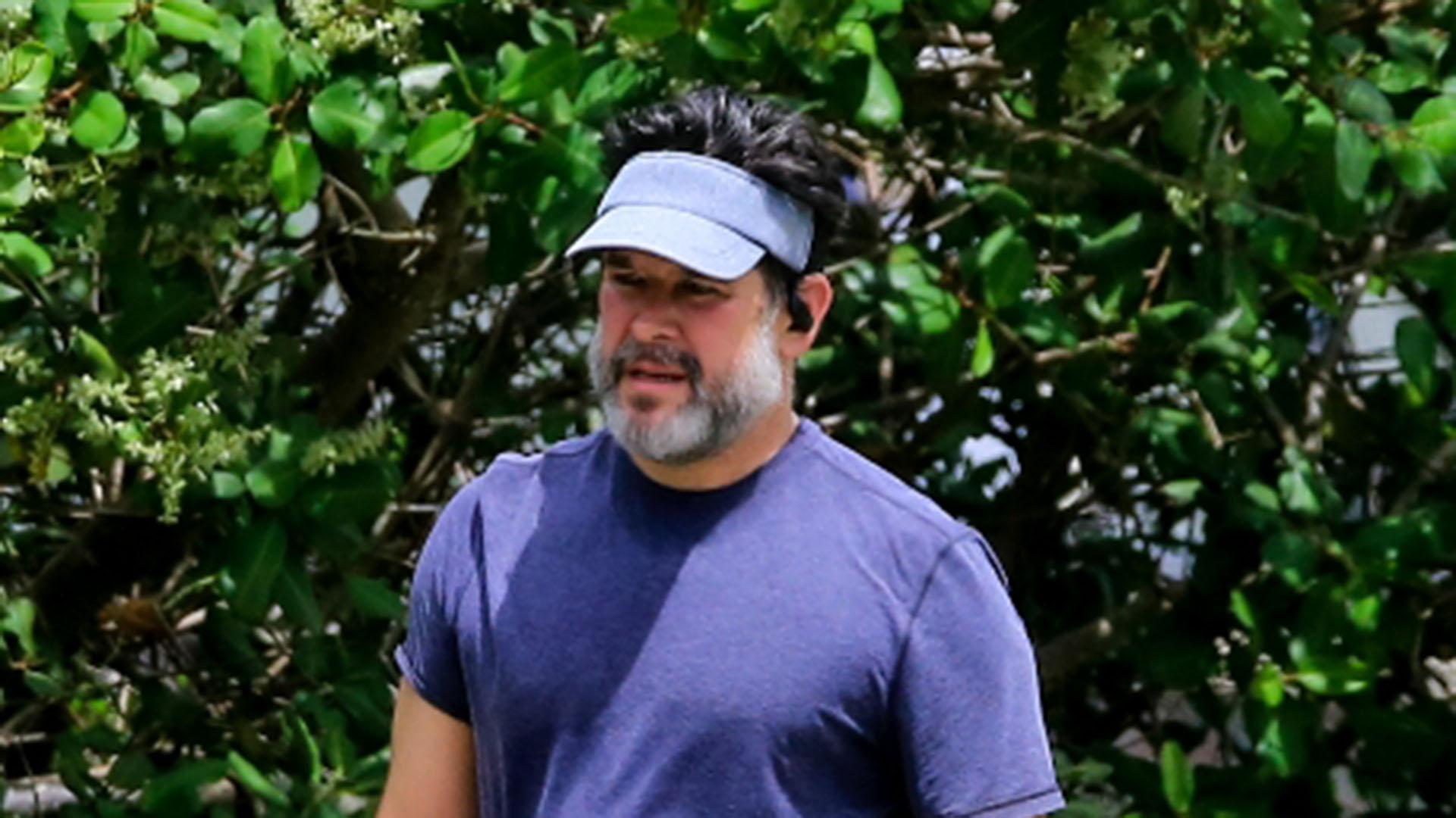 Barbudo, Murilo Benício faz exercício ao ar livre no Rio de Janeiro