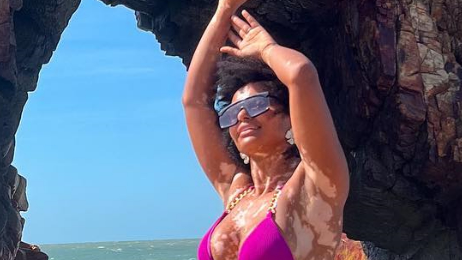 Ex-BBB Natália Deodato exibe bumbum perfeito em cliques de biquíni fio-dental: “Que corpão”