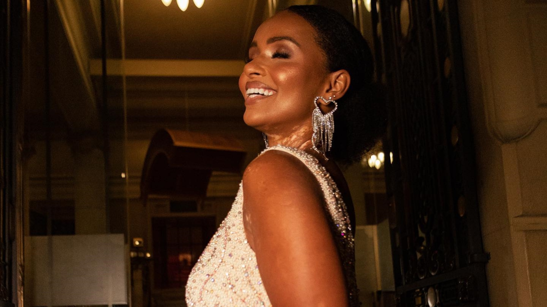 Ex-BBB Natália Deodato surge com vestido decotado e com fenda para comemorar aniversário de 23 anos