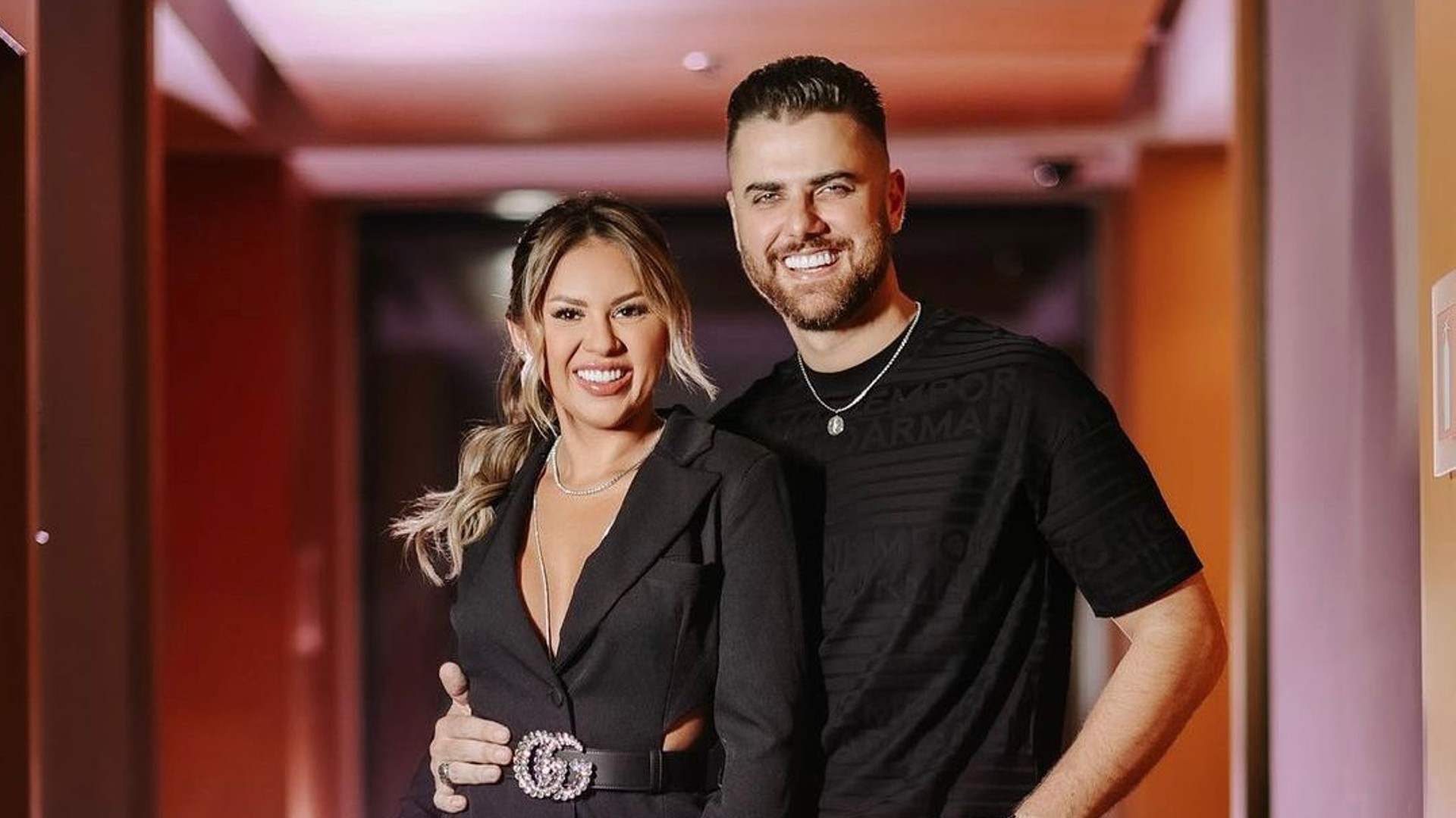 Natália Toscano usa look de R$ 100 mil na gravação do DVD de Zé Neto e Cristiano