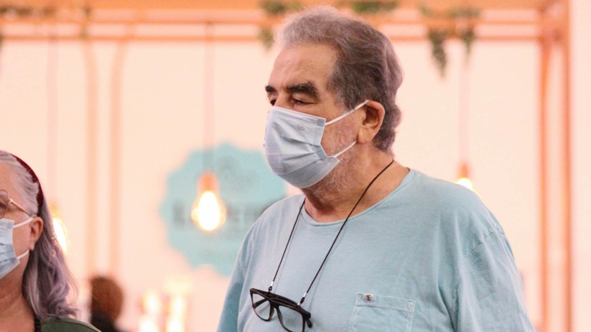 Otávio Augusto faz rara aparição ao lado da esposa, Cristina Mullins