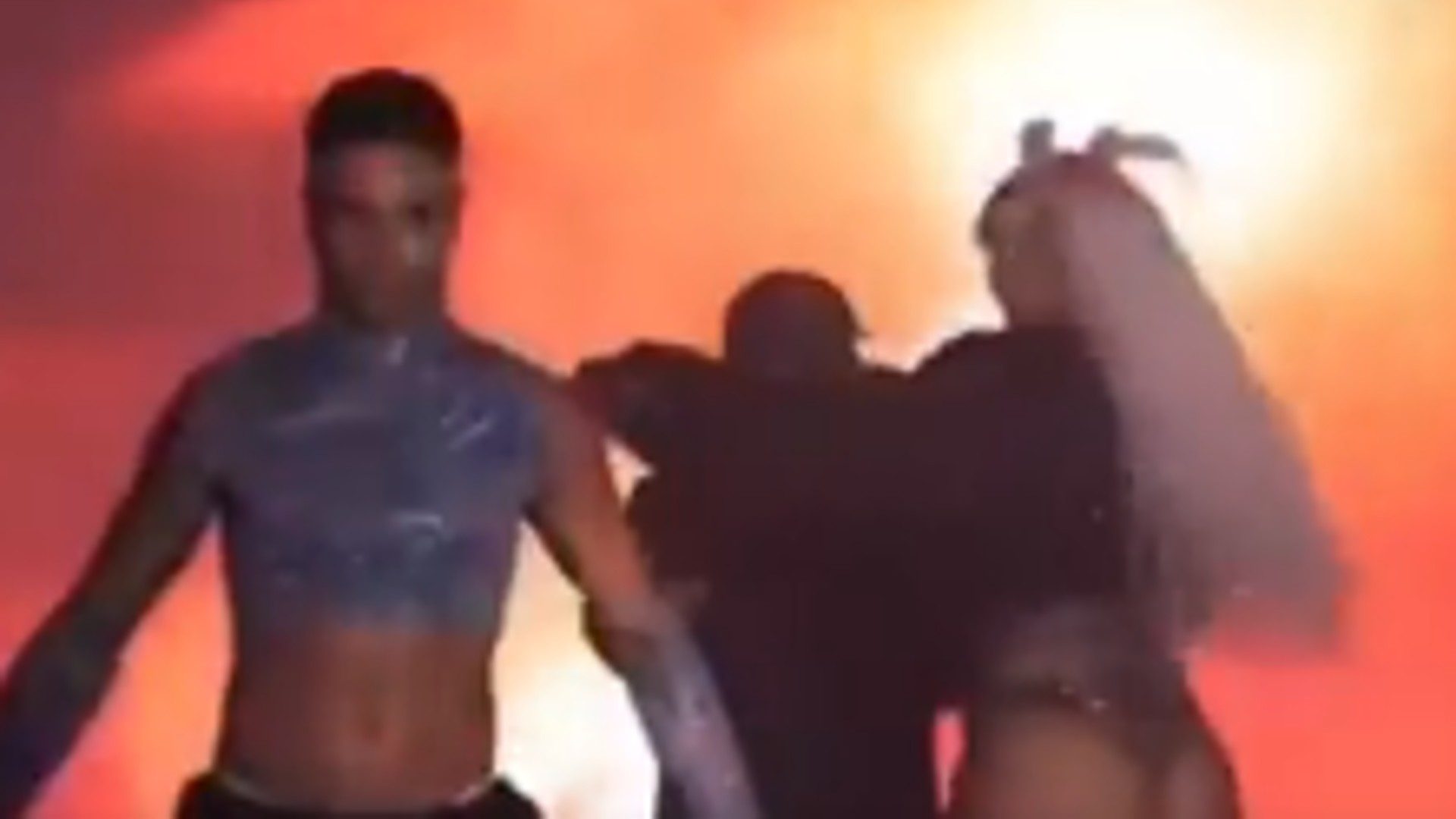 Pabllo Vittar empurra fotógrafo, rasga roupa e desabafa durante show