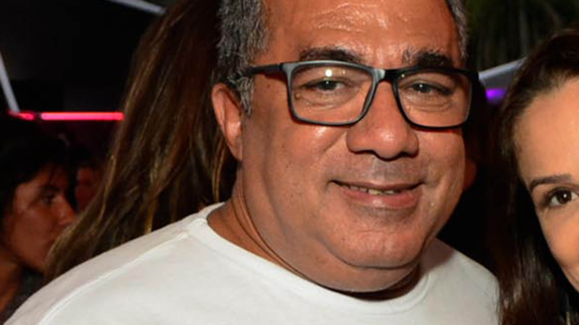 Pai de Anitta, Mauro Machado faz rara aparição com a namorada no show da filha