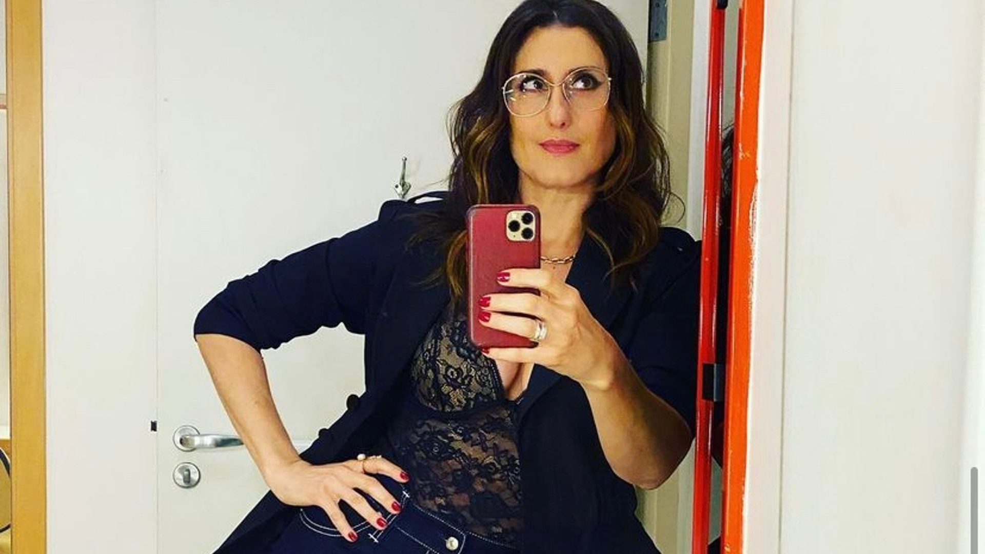 Recém-contratada, Paola Carosella exibe crachá ao iniciar seu trabalho na Globo