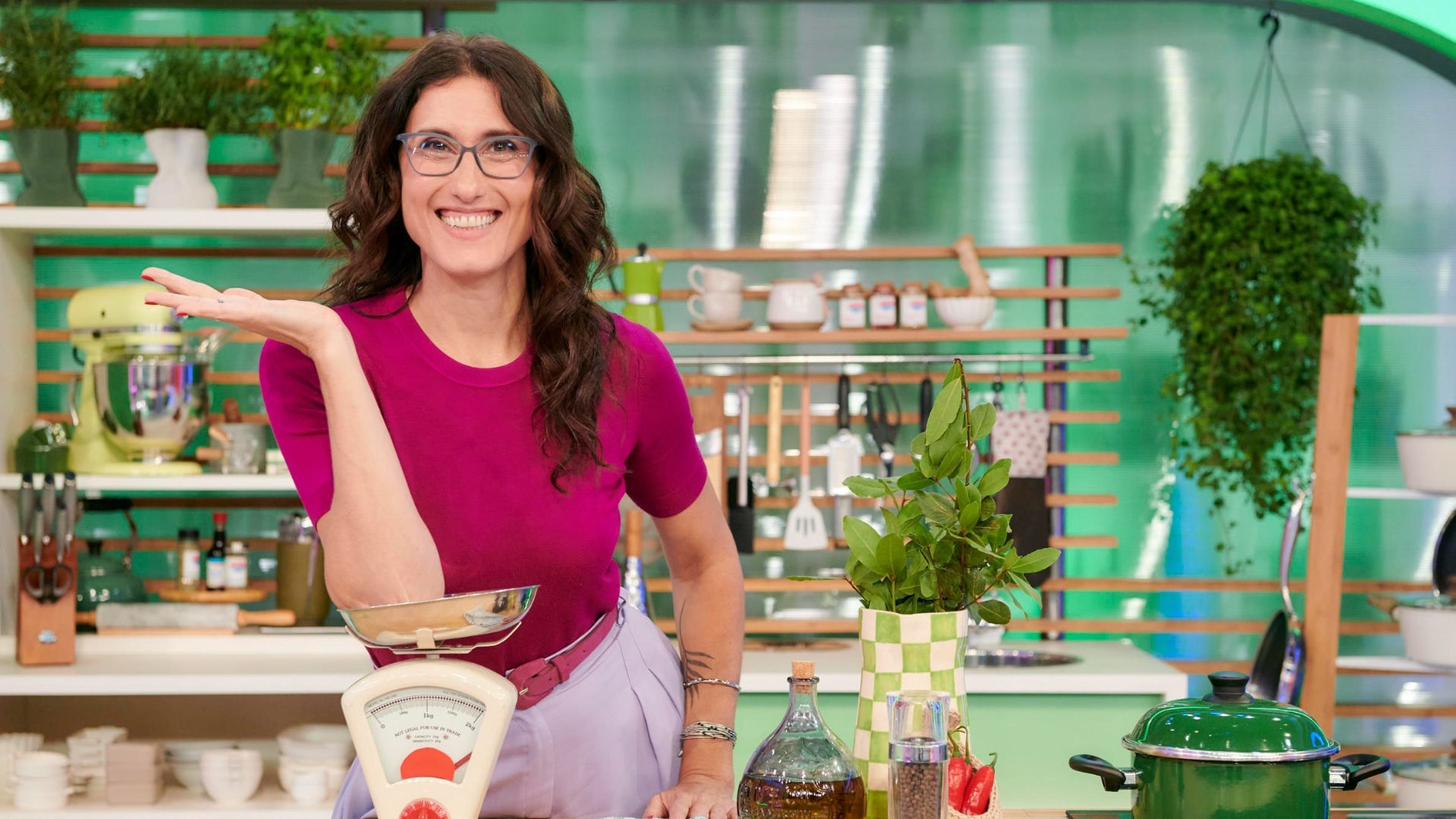 Saiba o que esperar da estreia de Paola Carosella na Globo; Chef comanda reality culinário que terá Vitão