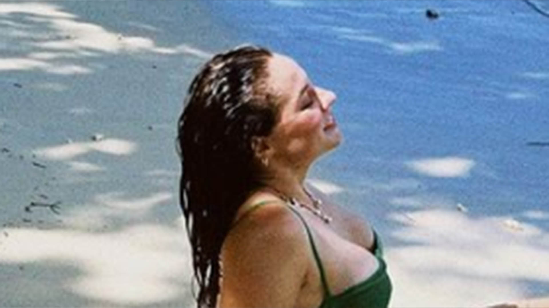 De biquíni, Paolla Oliveira exibe o corpão sarado em dia na praia