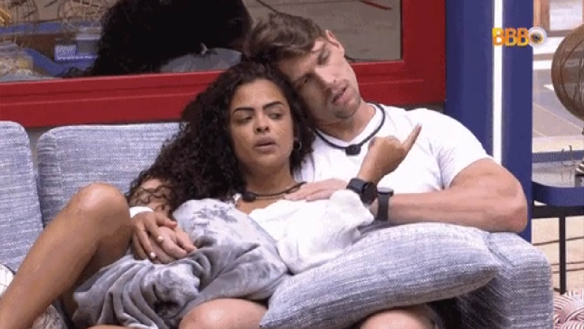 BBB 23: Novo casal? Paula e Cristian trocam carinhos na sala