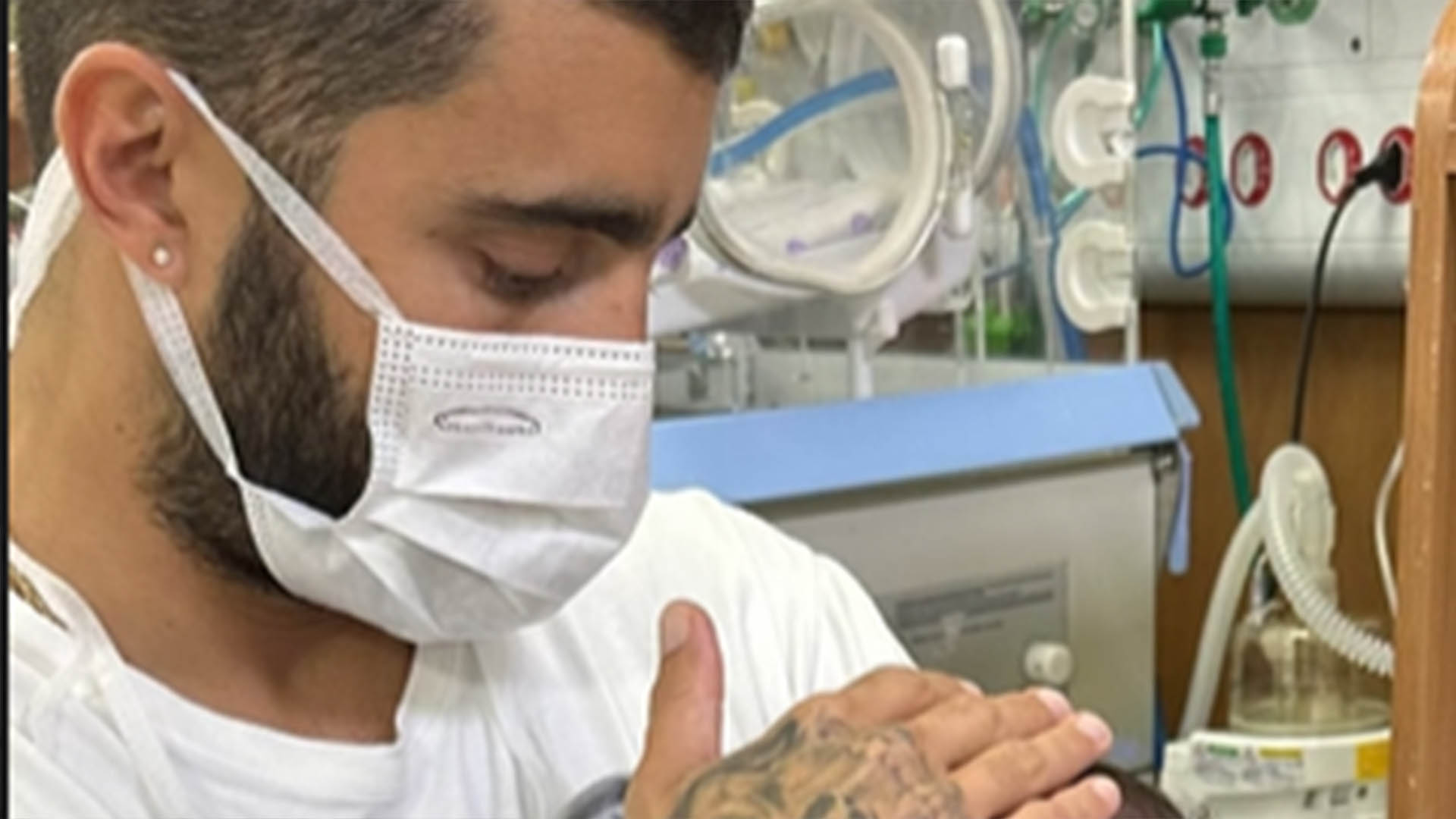 Pedro Scooby surge com a filha caçula no colo na UTI neonatal