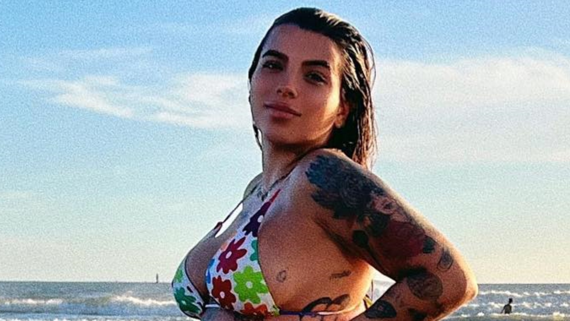 No sétimo mês de gestação, Petra Mattar exibe o barrigão ao surgir de biquíni na praia: “Maravilhosa”