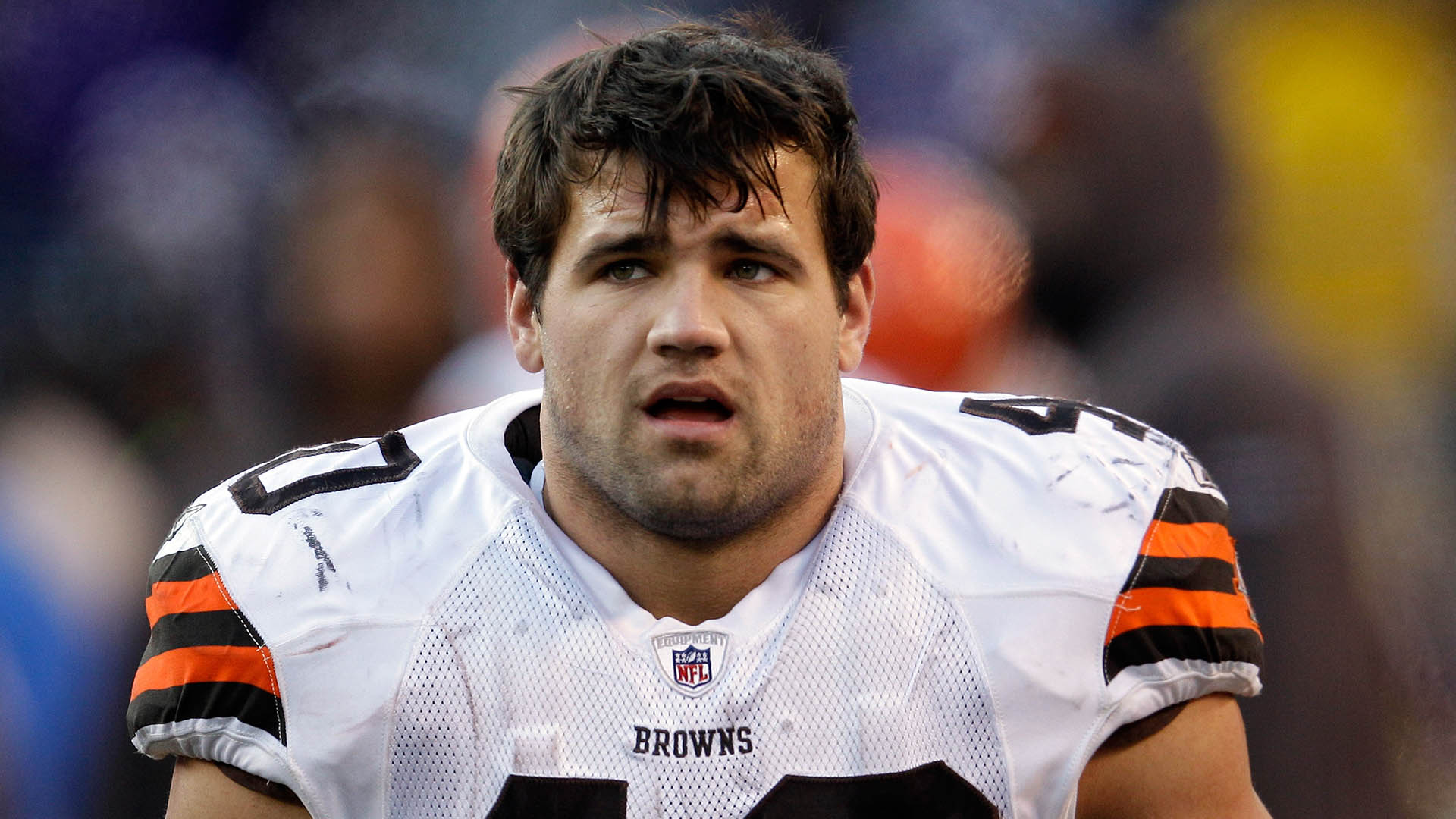 Ex-jogador da NFL vai parar na UTI após salvar a vida dos filhos