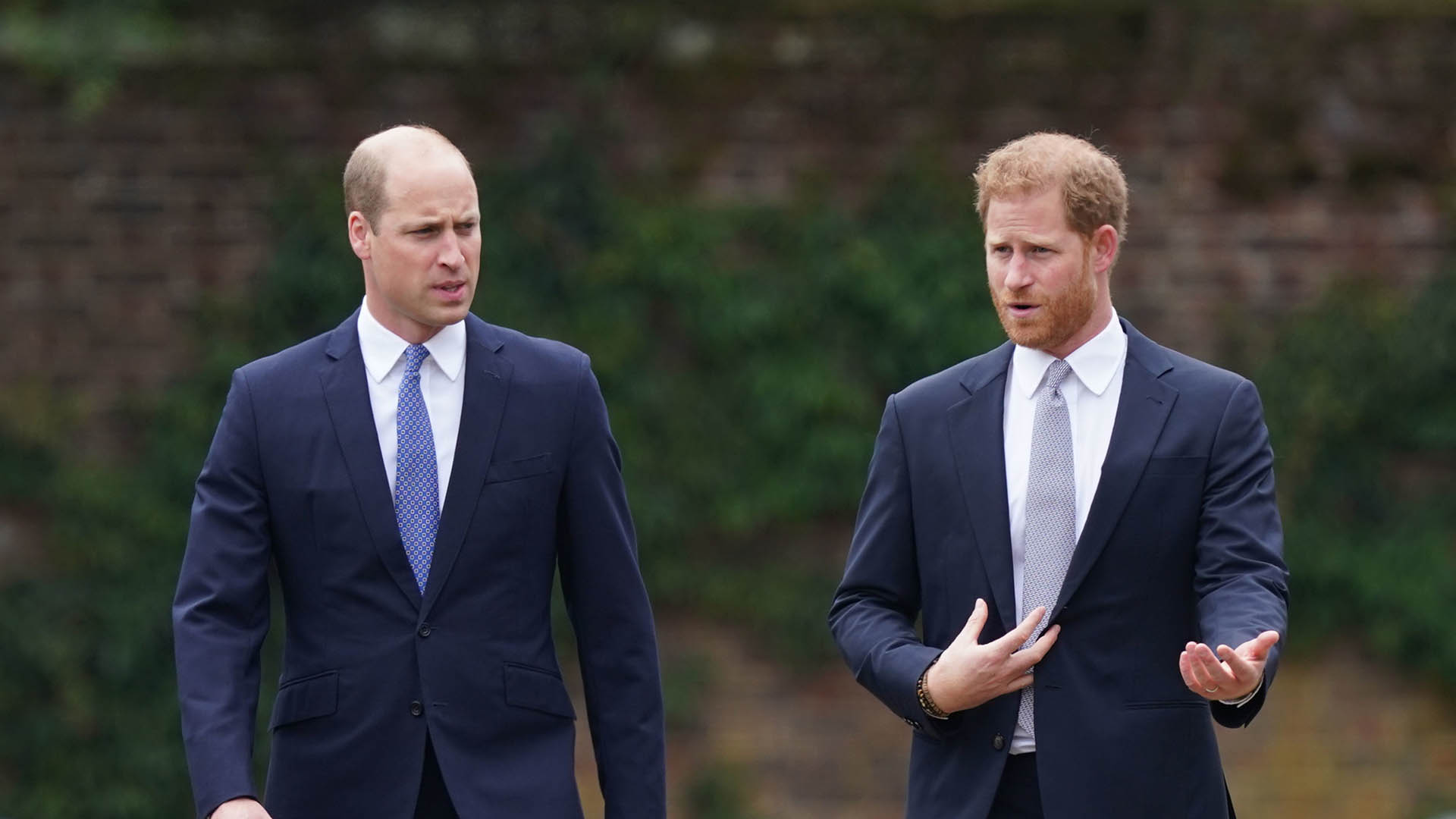 Príncipe Harry revela que foi empurrado pelo príncipe William: ‘Me jogou no chão’