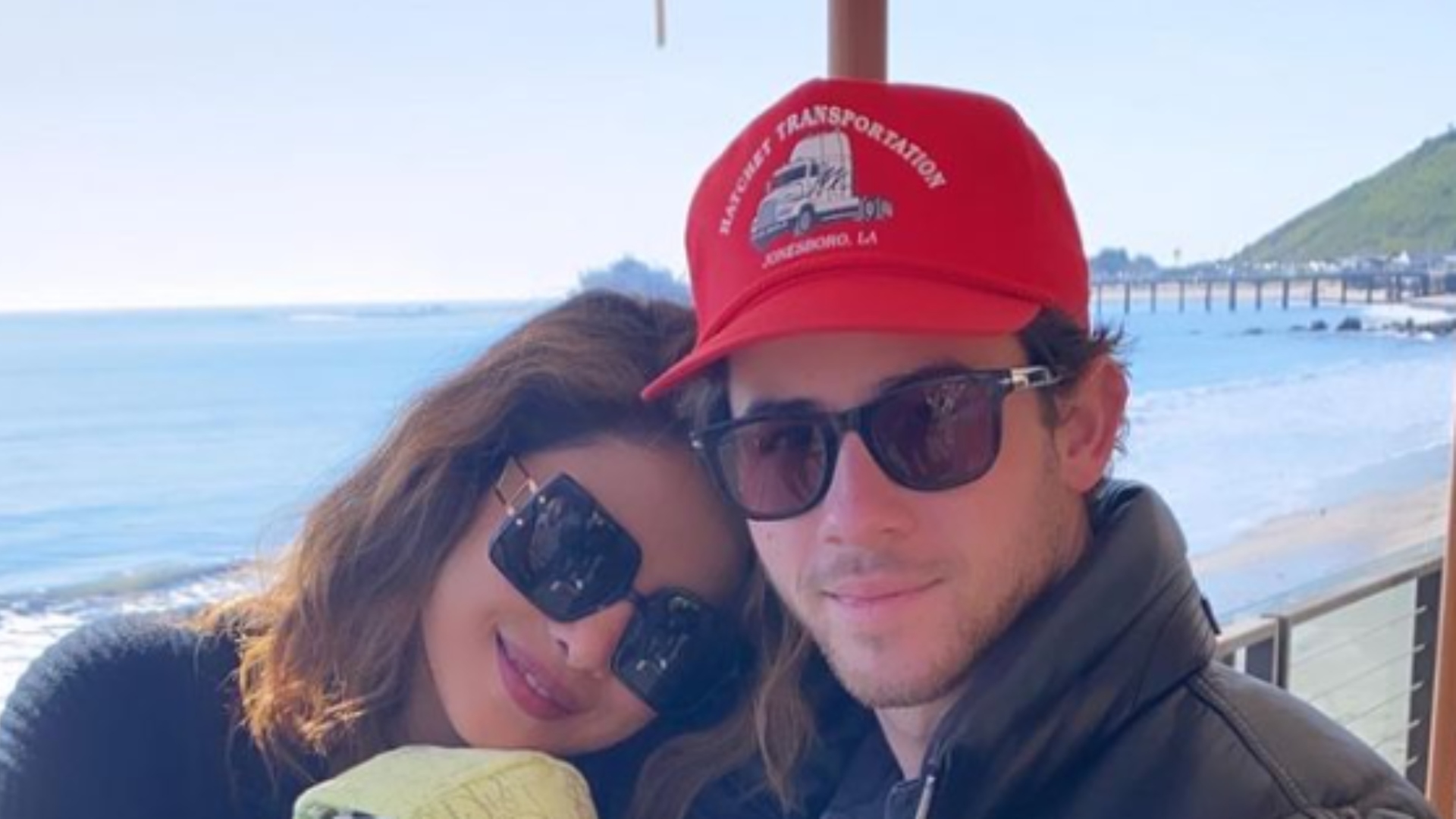 Nick Jonas e Priyanka Chopra curtem dia em família na praia em Malibu