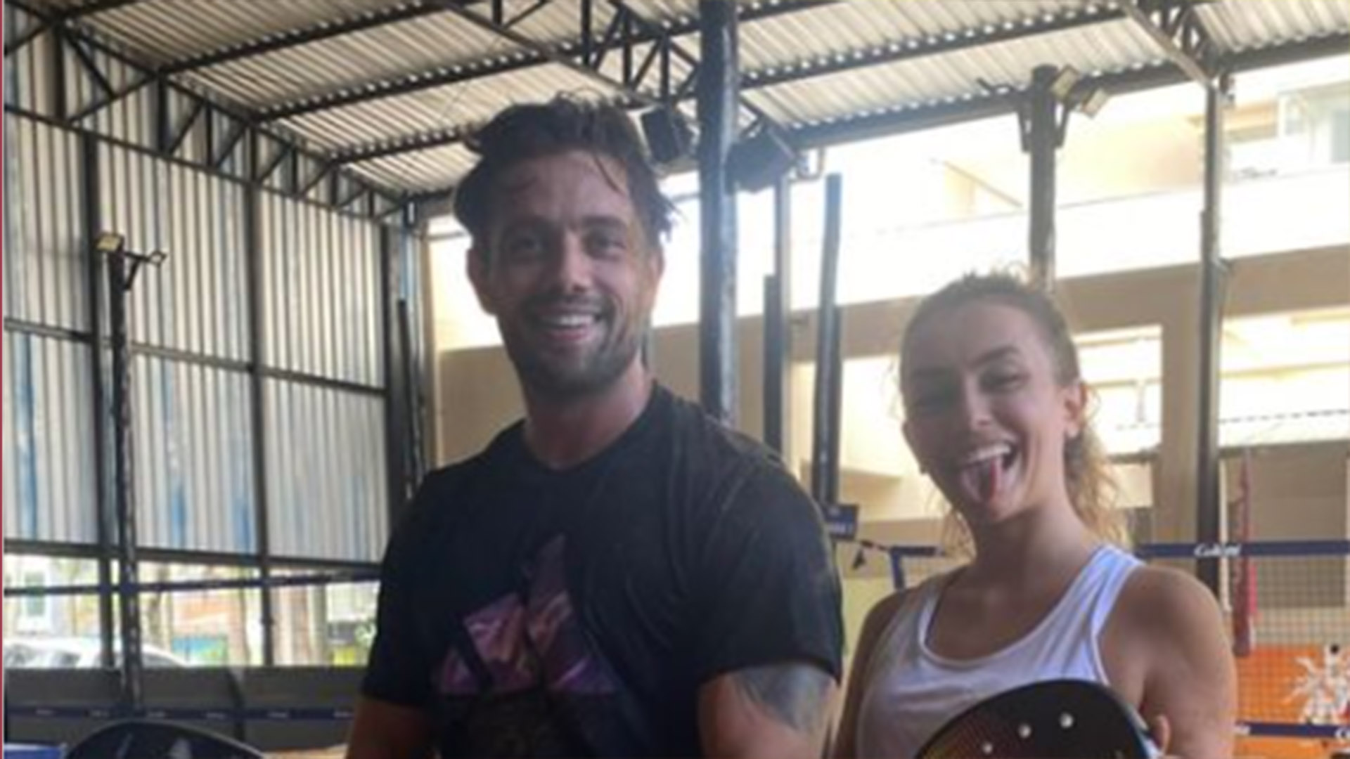 Rafael Cardoso rola na areia com sua nova namorada, Vivian Linhares
