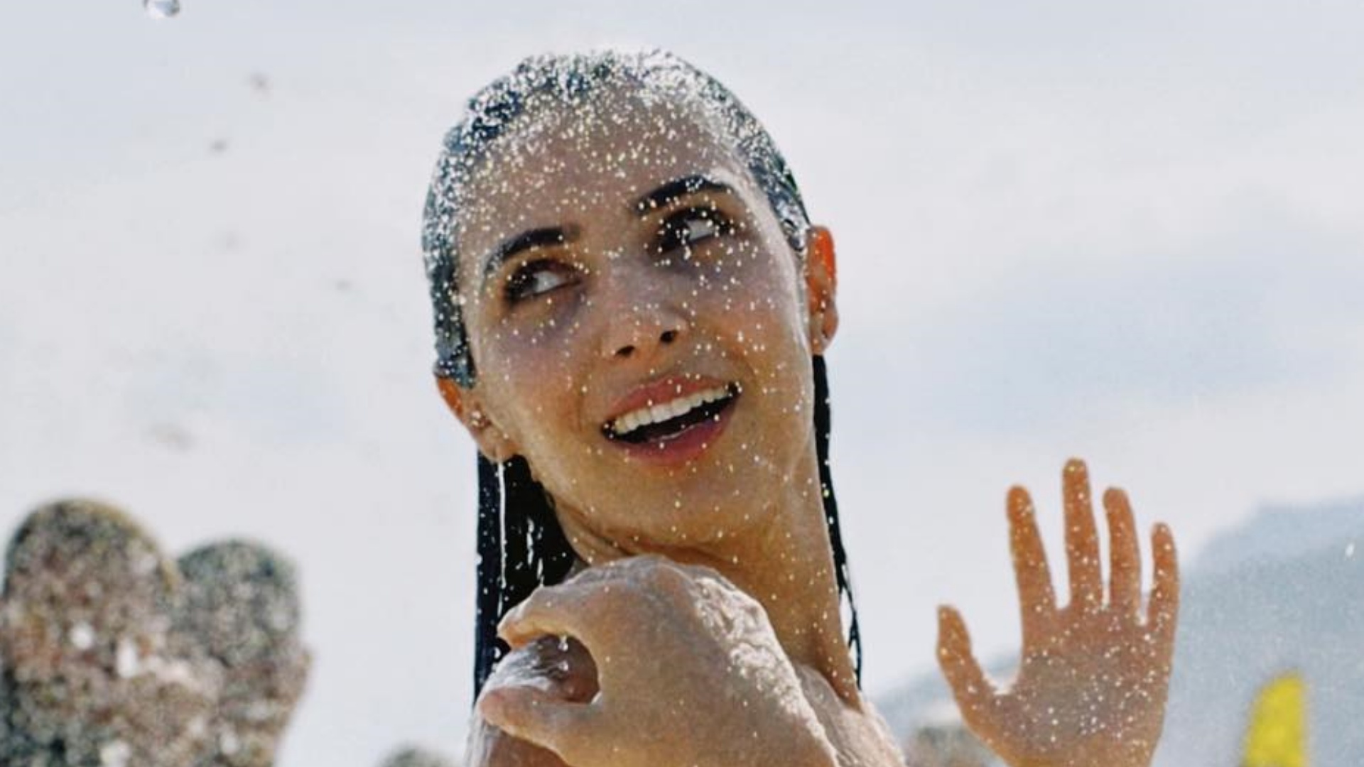 Com biquíni fininho, Rayssa Bratillieri esbanja curvas perfeitas em dia de praia