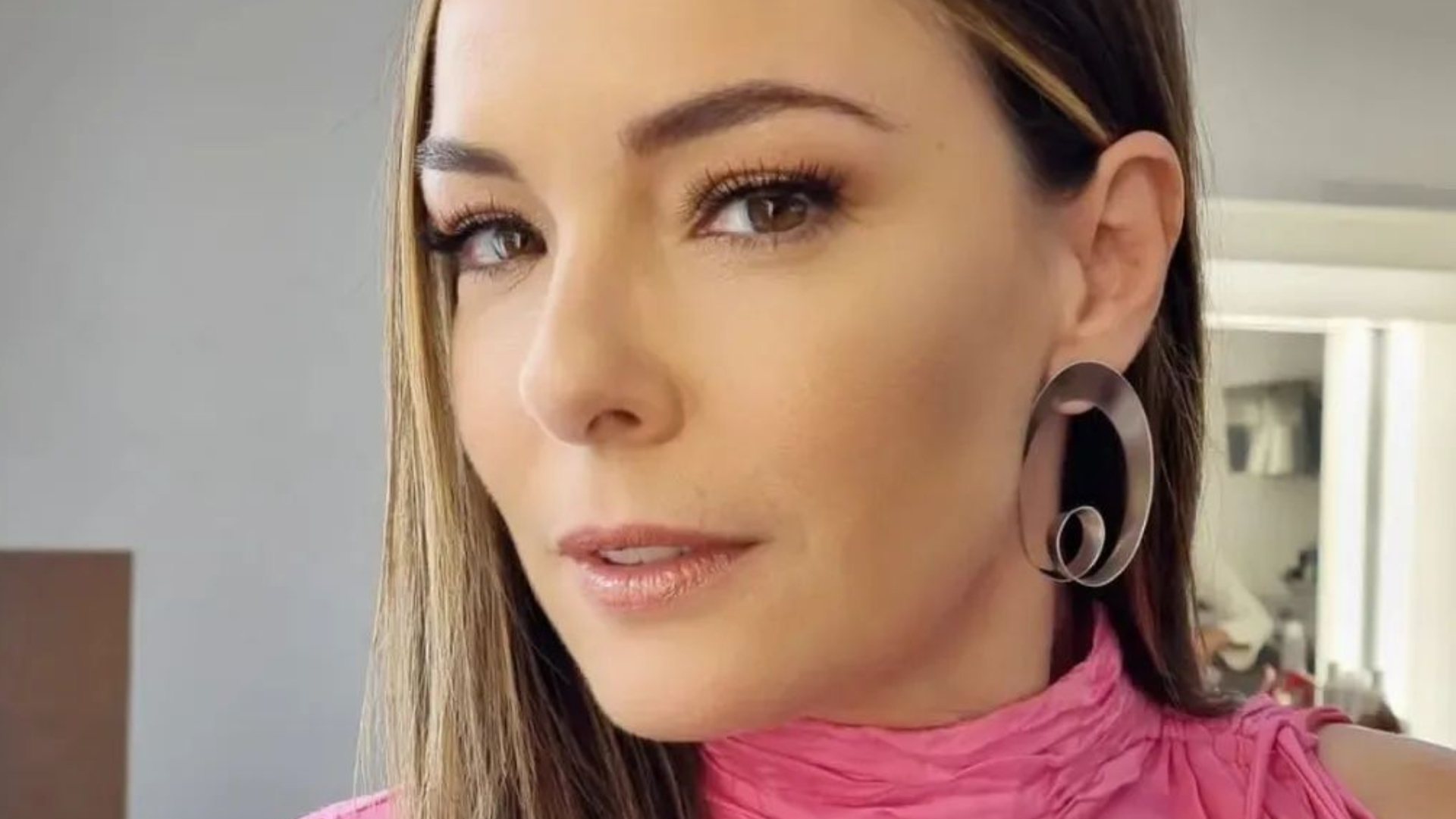 Regiane Alves comenta sobre semelhança com aluna da USP acusada de golpe