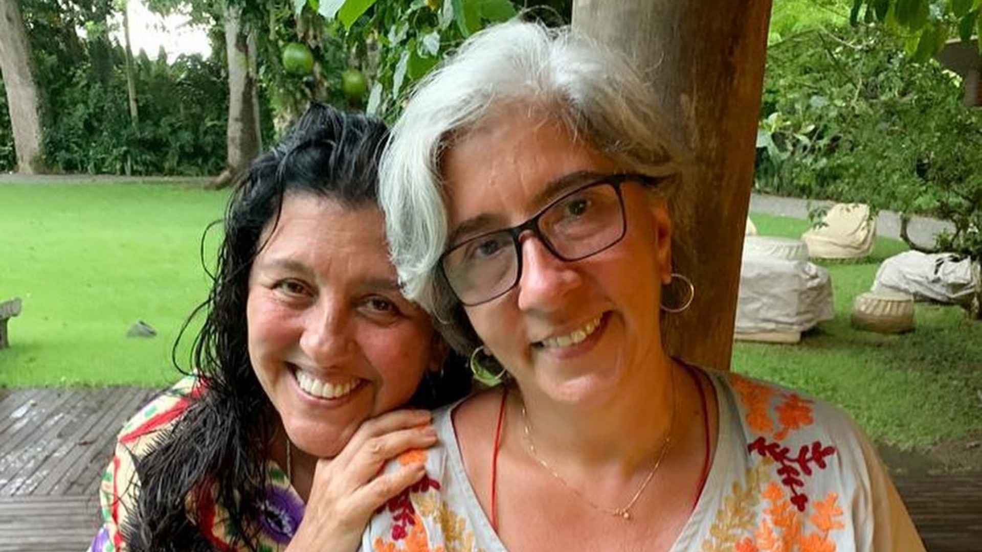 Regina Casé resgata clique antigo ao comemorar aniversário da irmã: “A relíquia que encontrei”