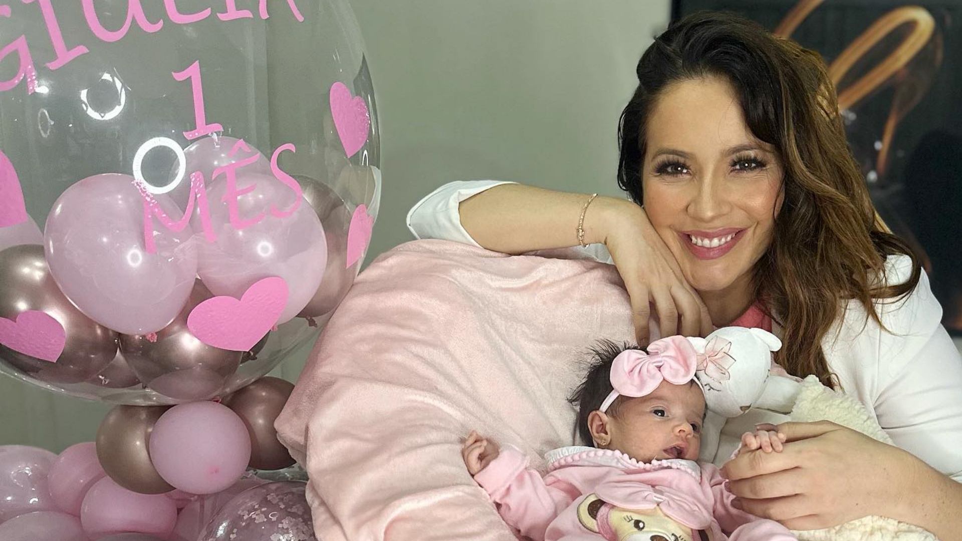 Ao lado da família, Renata Dominguez celebra o primeiro mês da filha: “Minha ursinha”