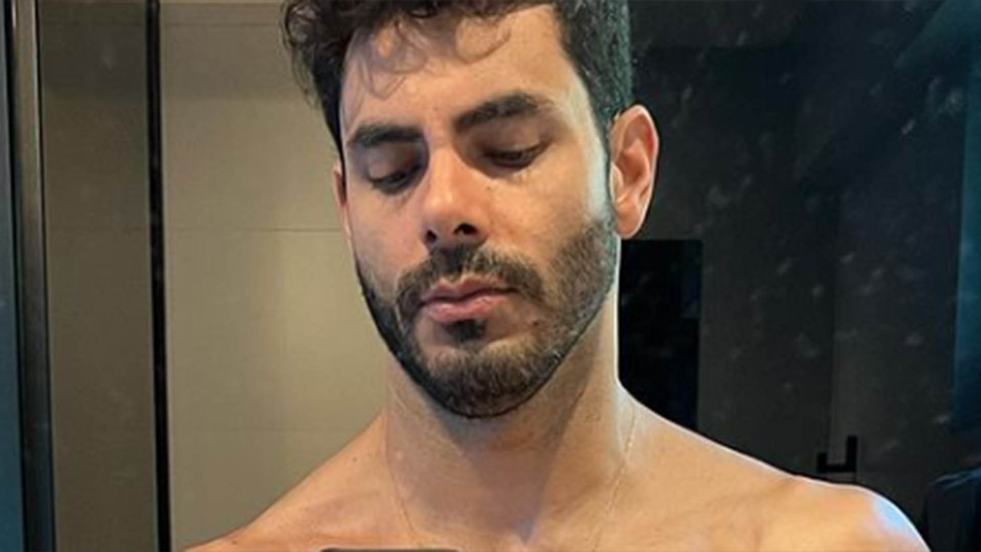Sem camisa, o ex-BBB Rodolffo exibe os músculos ao usar bermuda no limite
