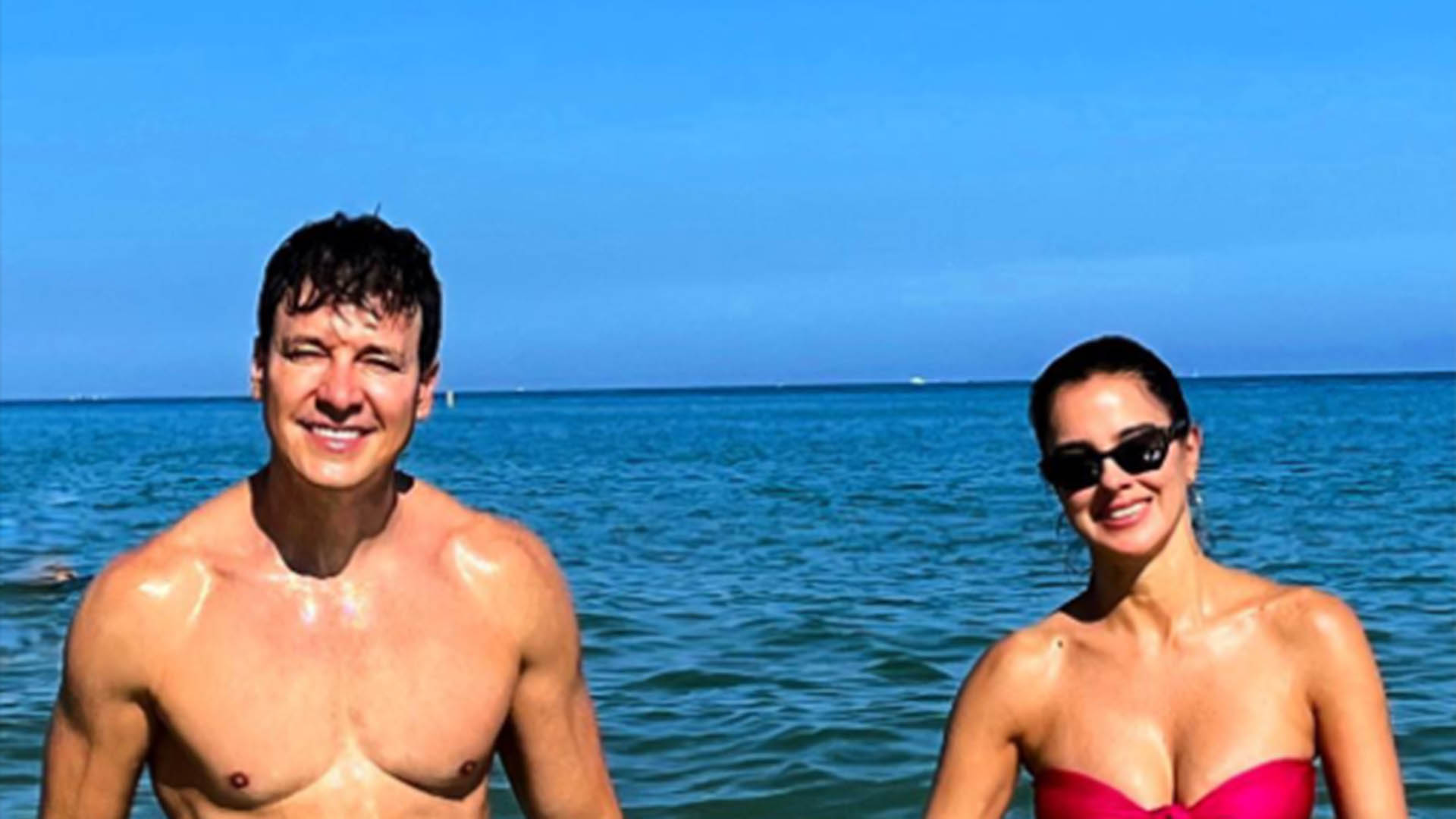 Rodrigo Faro e a esposa, Vera Viel, exibem as barrigas trincadas na praia