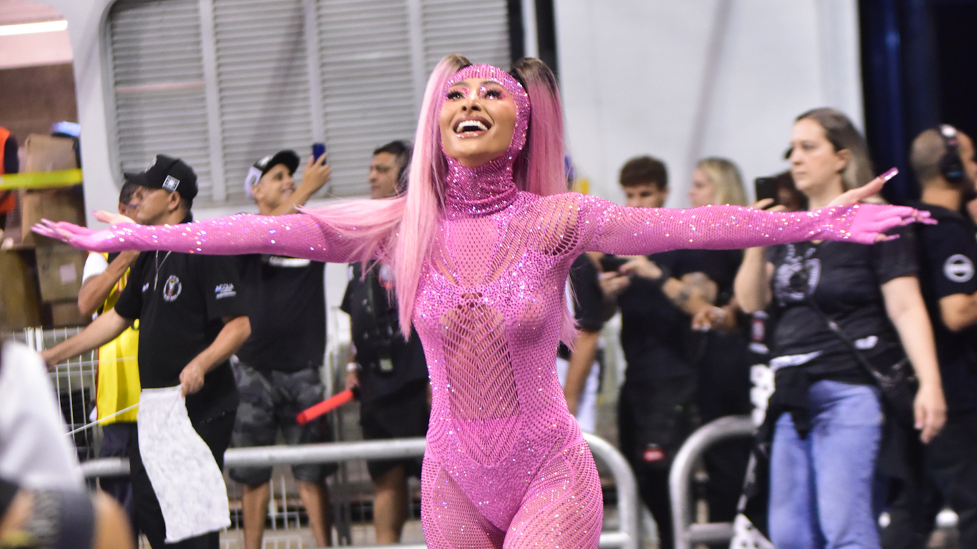 Exibindo boa forma, Sabrina Sato desfila em look rosa com escola de samba de São Paulo