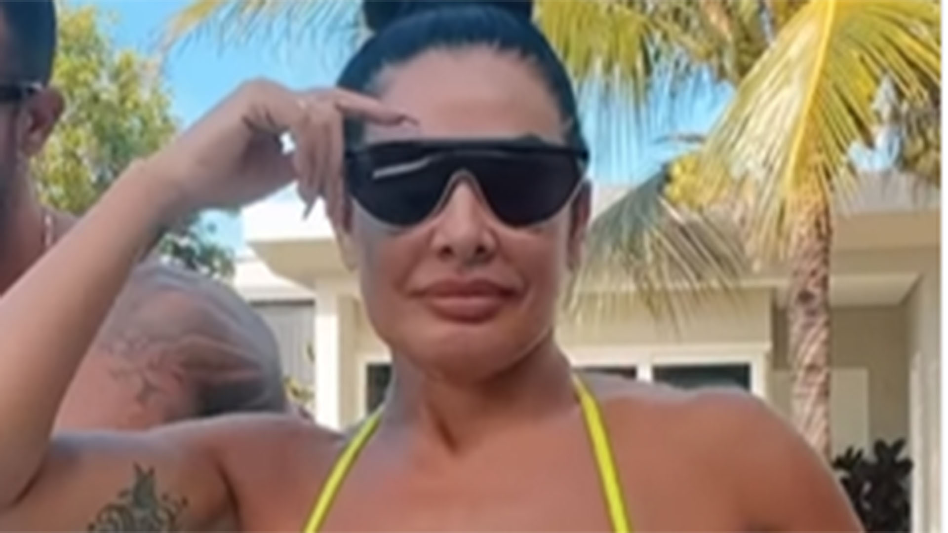Scheila Carvalho surge com biquíni cavado em dança com o sobrinho