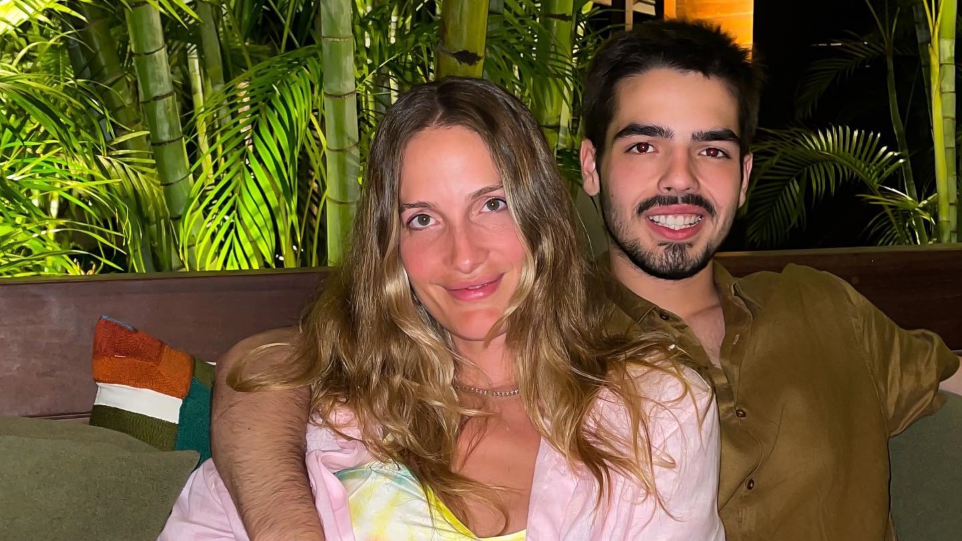 Schynaider Moura surge em cliques românticos com o namorado, João Guilherme, durante viagem