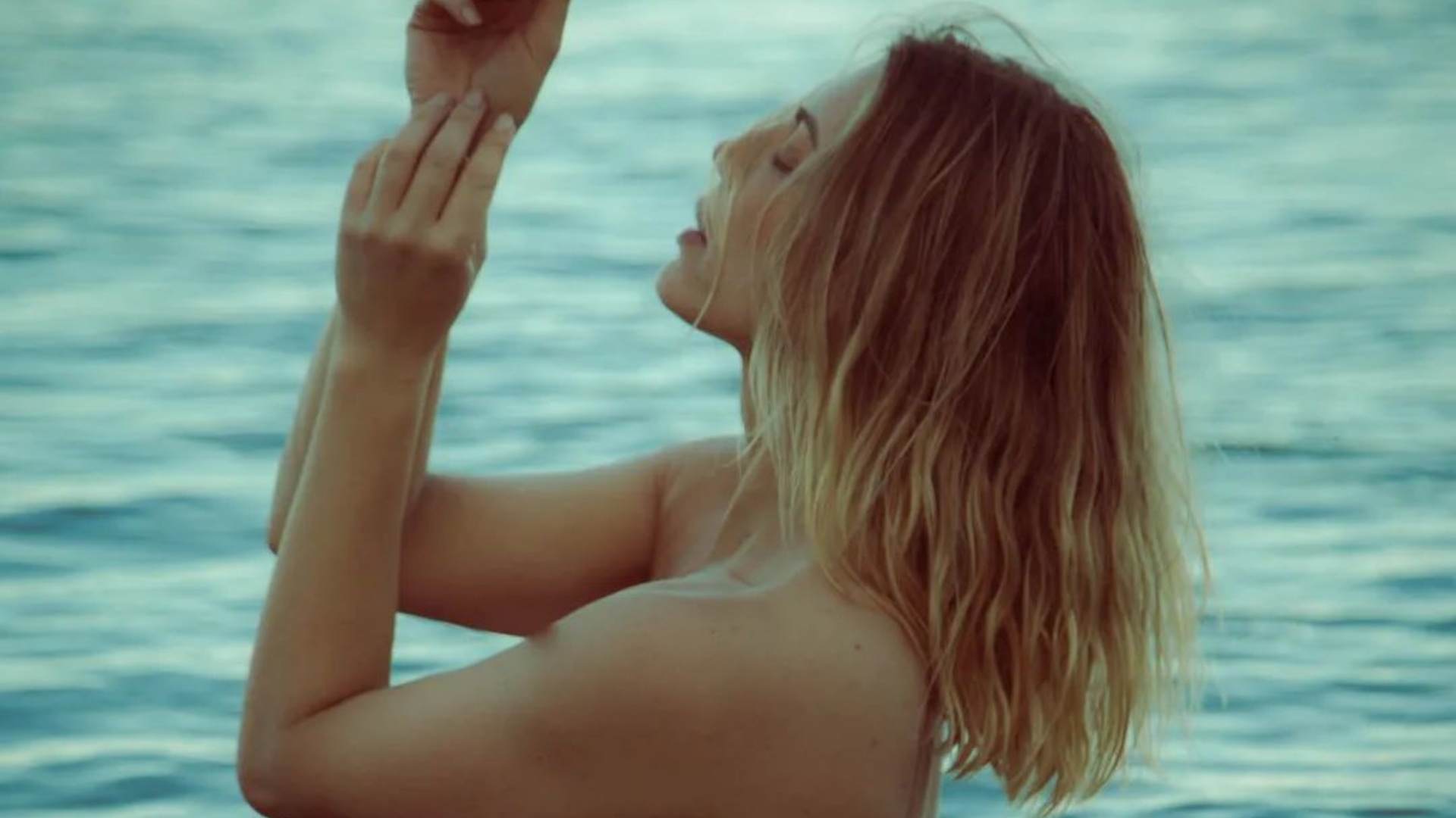Sheila Mello dispensa a parte de cima do biquíni em fotos no mar: “Perfeição”