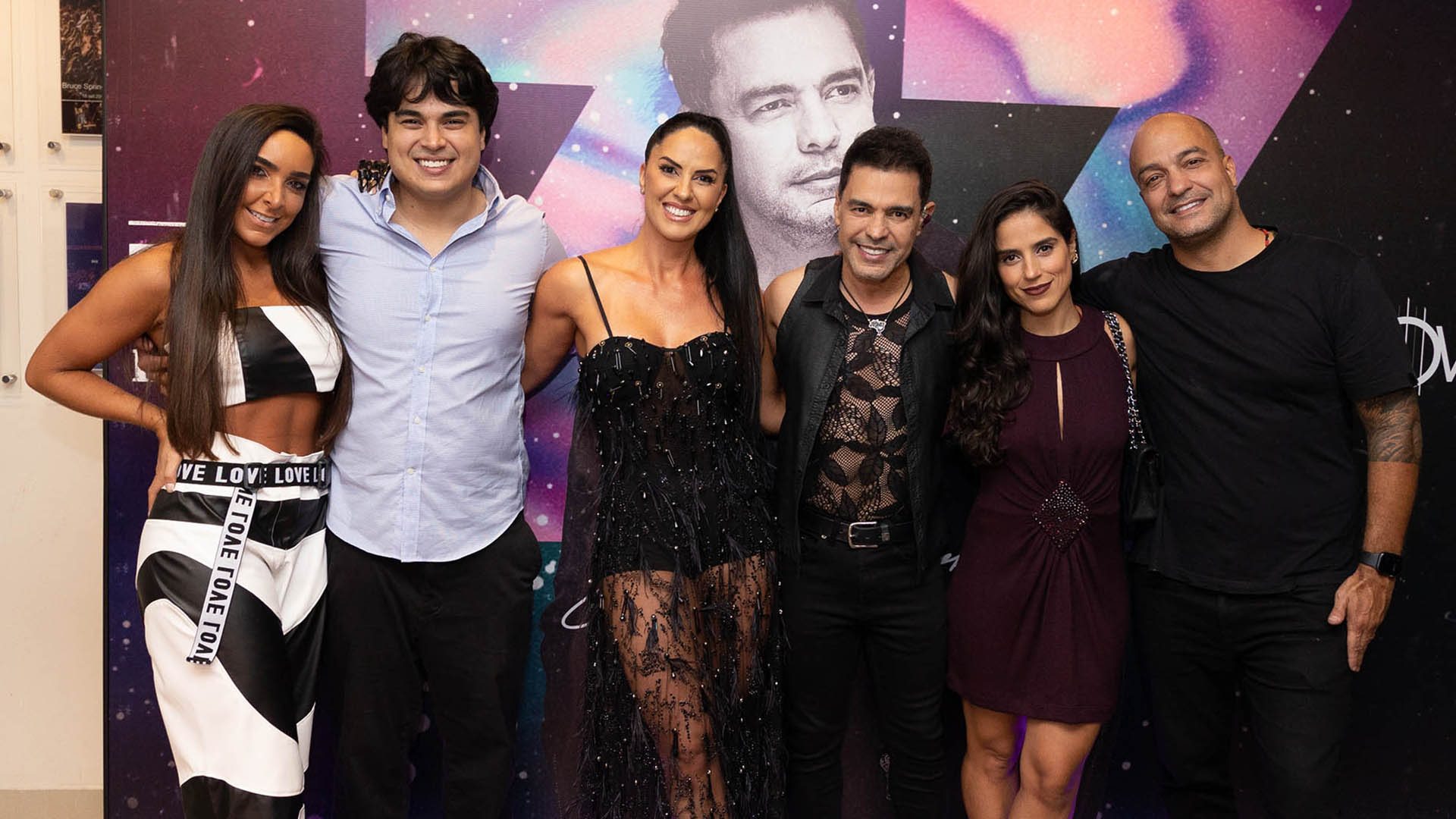 Zezé Di Camargo recebe os filhos e a noiva na plateia do show ‘Rústico’