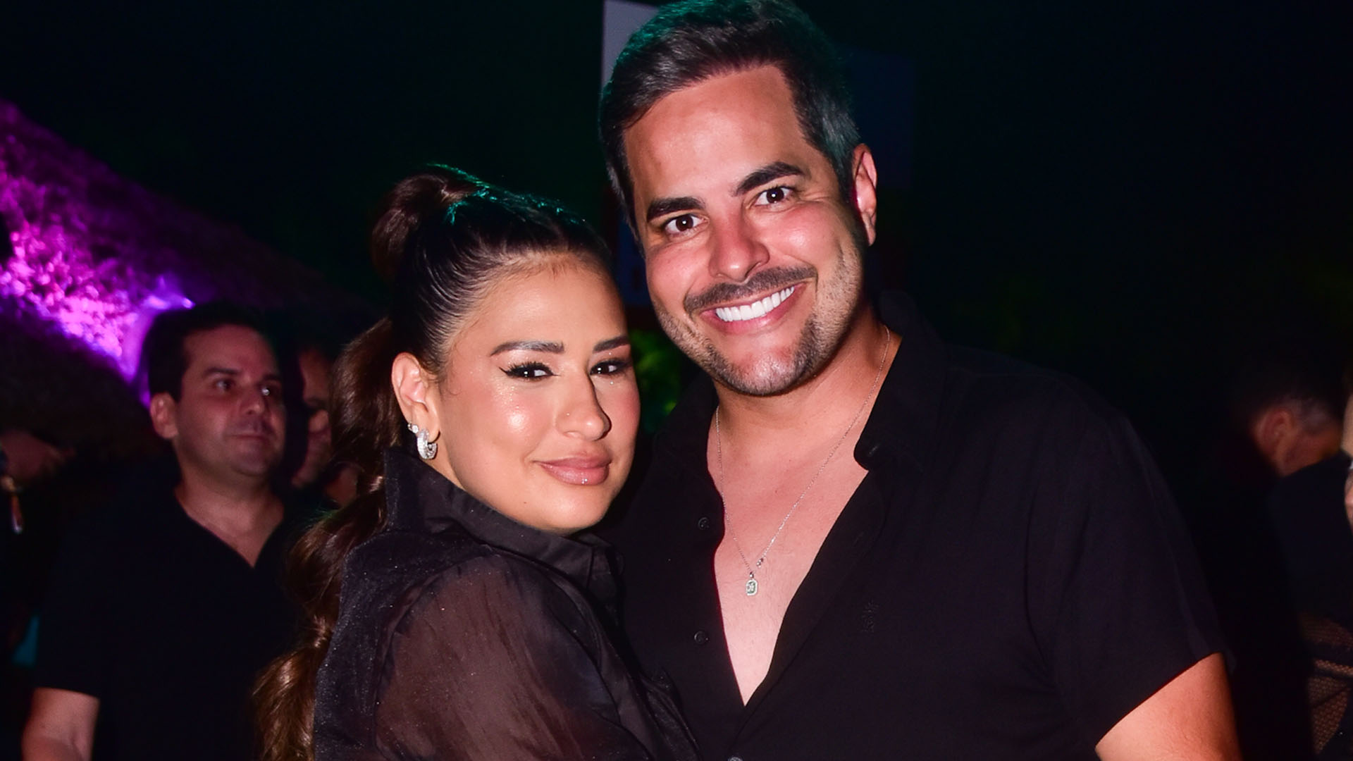 Simone usa look justíssimo para curtir noitada com o marido, Kaká Diniz
