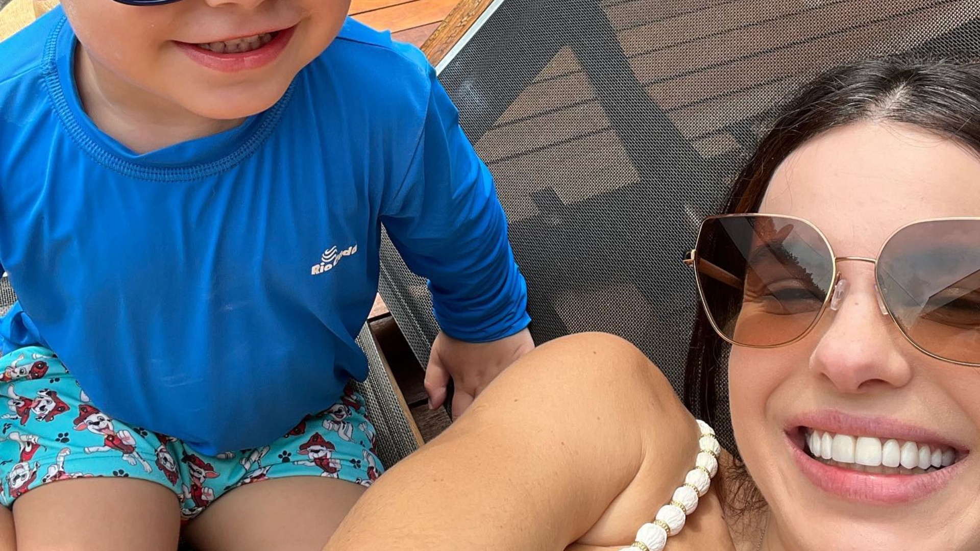 Sthefany Brito surge sorridente ao lado do filho em dia de piscina: “Minha vida”