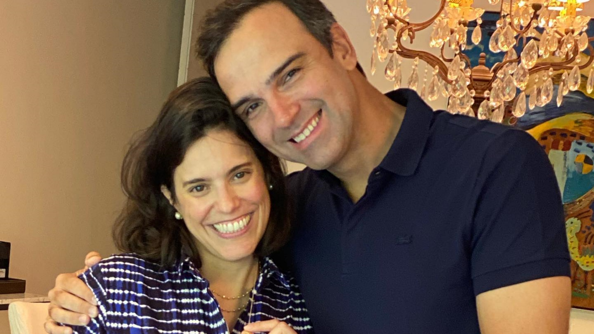 Tadeu Schmidt comemora aniversário da mulher e dá presente inspirado no BBB