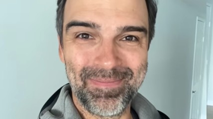 Vai começar! Tadeu Schmidt muda o visual para apresentar o BBB 23