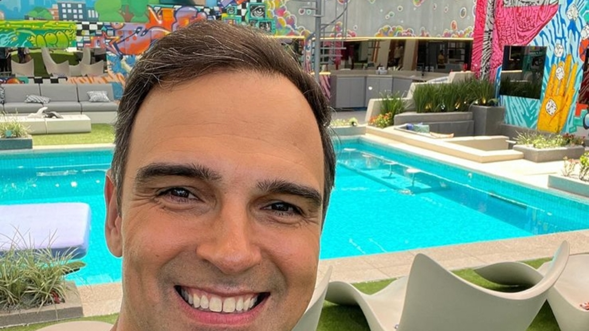 Tadeu Schmidt faz treino de glúteos após viralizar por físico na web