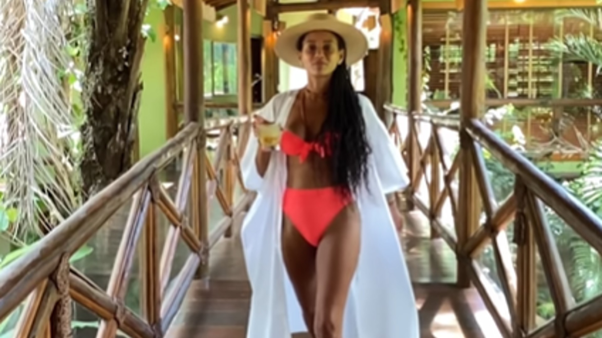 Taís Araújo dança funk e desfila corpão de biquíni na Bahia: “Pretricinha”