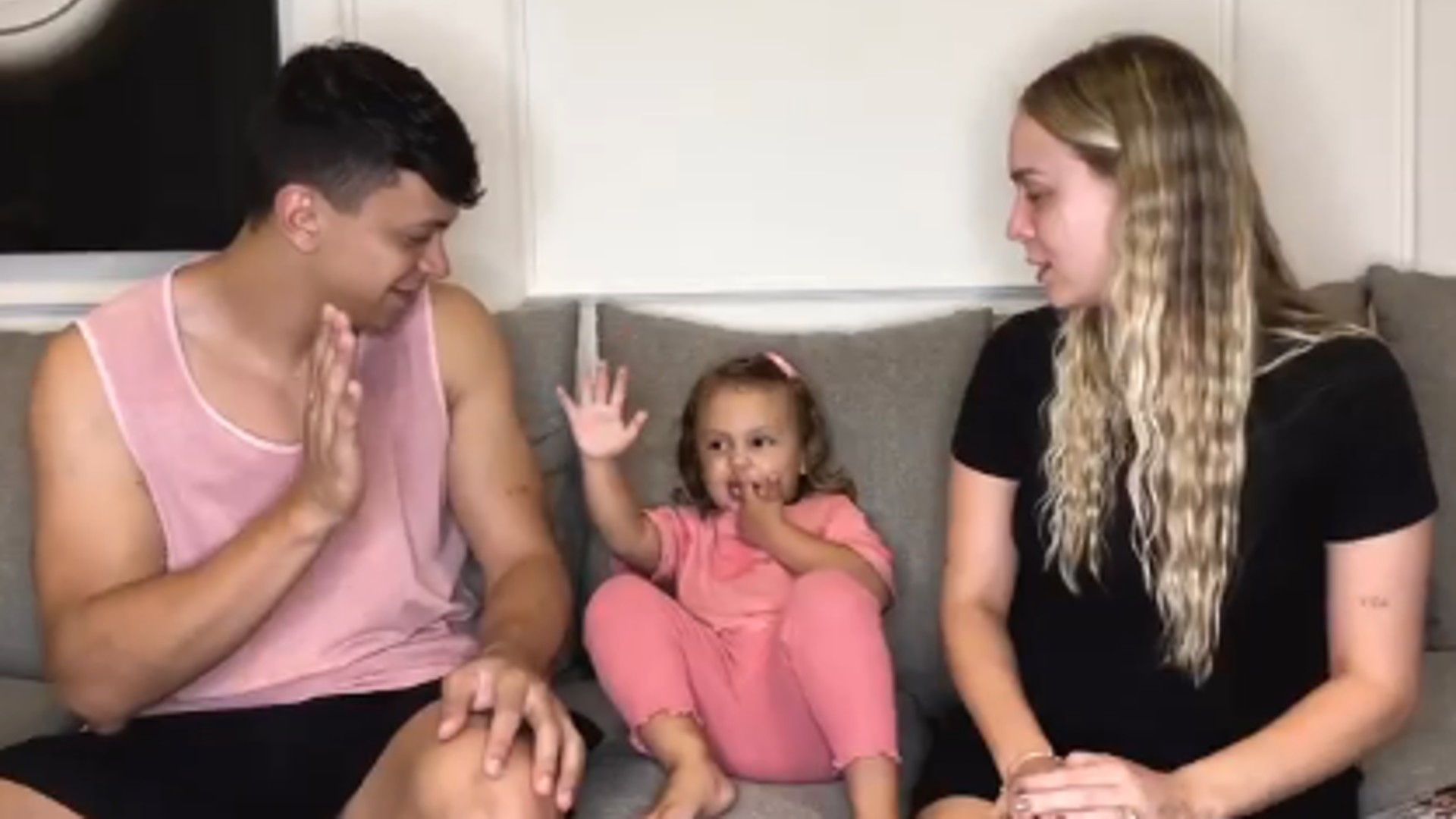 Tata e Cocielo revelam nome do bebê que estão esperando; veja vídeo!