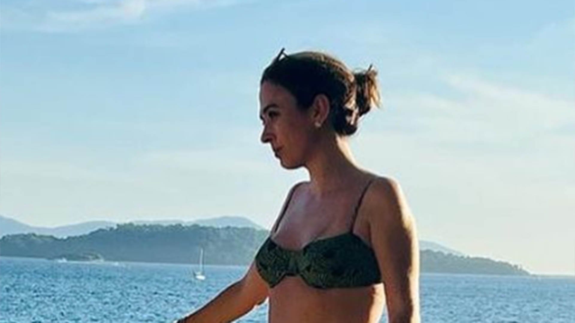 Magérrima, Tata Werneck arrasa ao usar biquíni cavado nas férias
