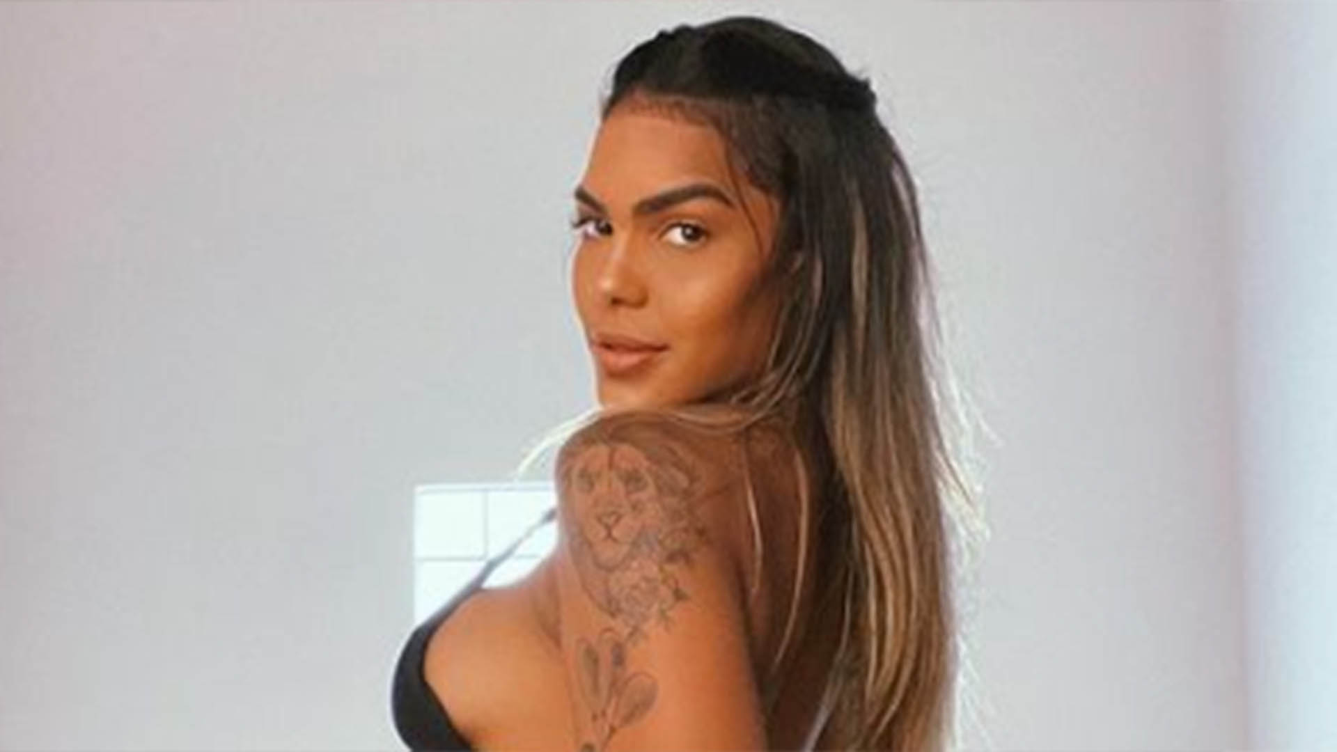 De biquíni fio-dental, Tays Reis arrasa em fotos de ‘frente e verso’